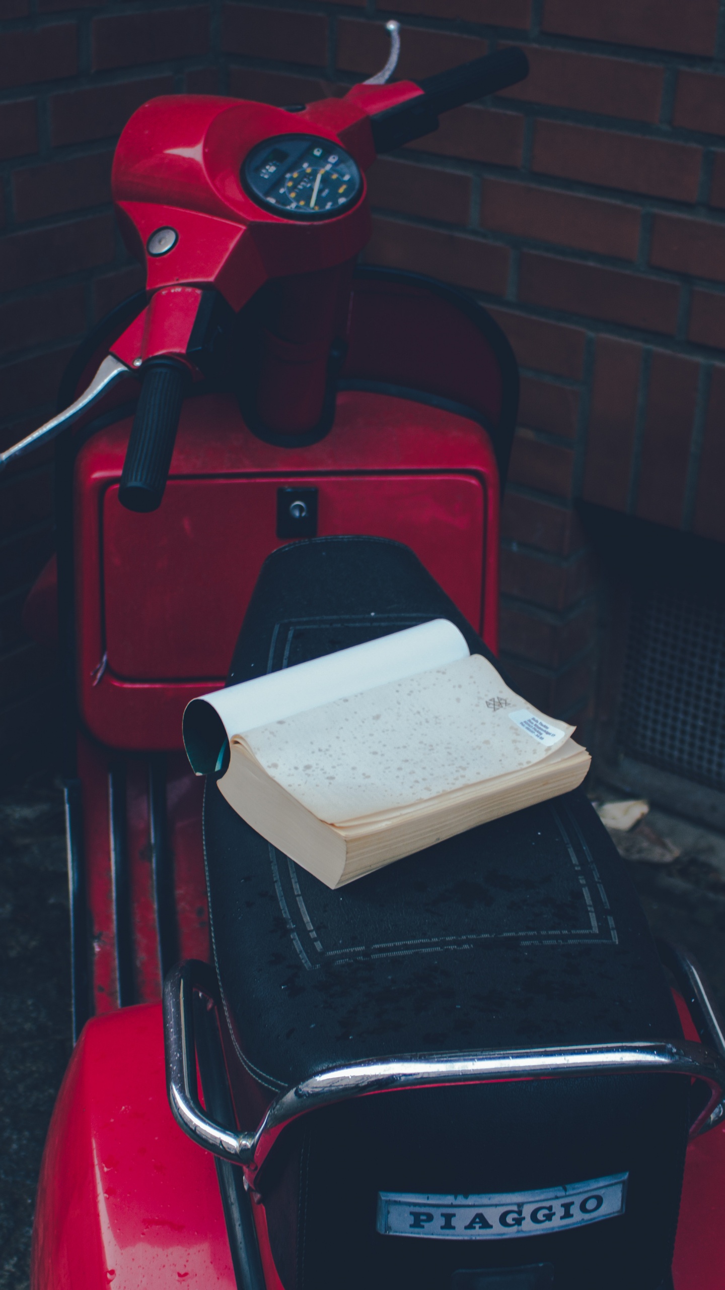 Обои свет, Скутер, мопед, мотоцикл, красный цвет в разрешении 1440x2560