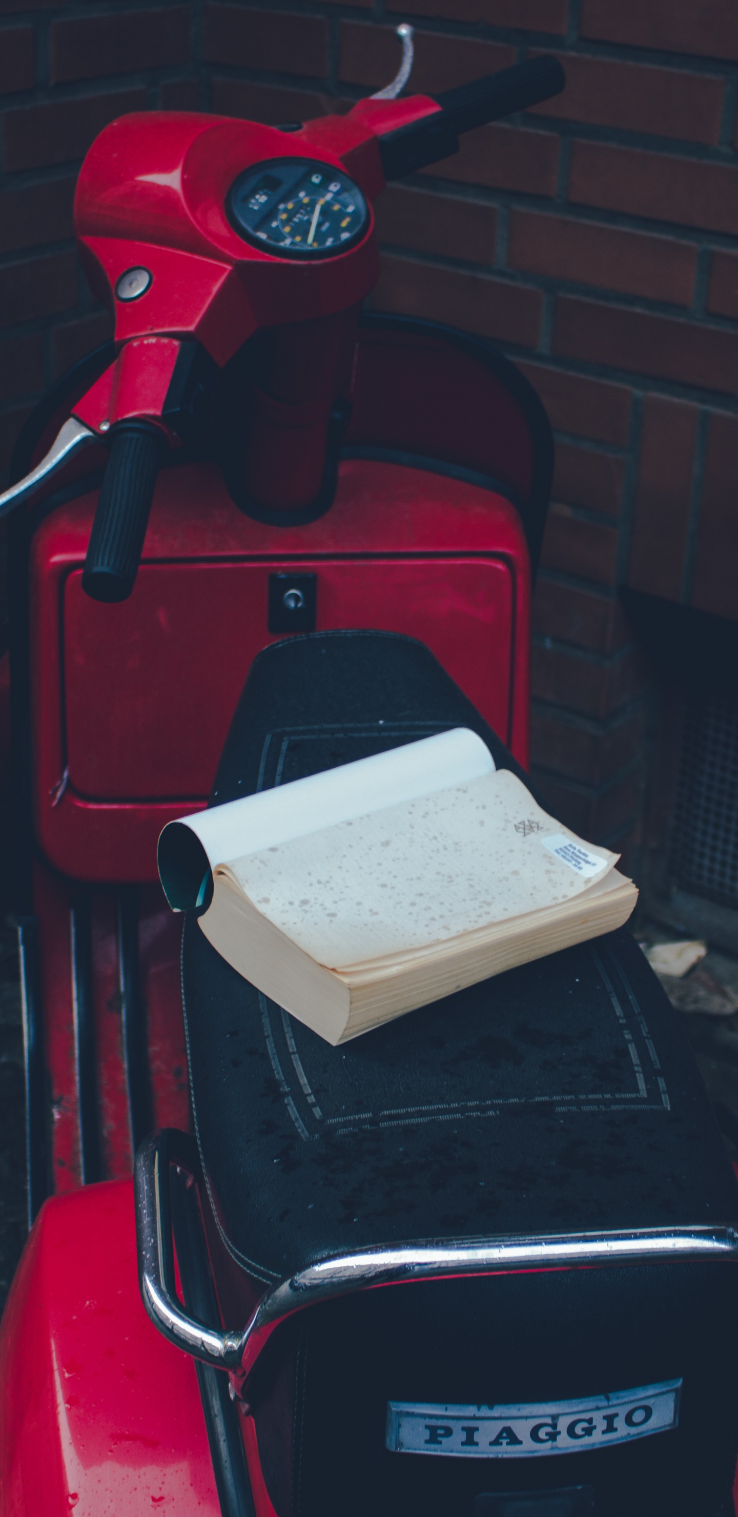 Обои свет, Скутер, мопед, мотоцикл, красный цвет в разрешении 1440x2960