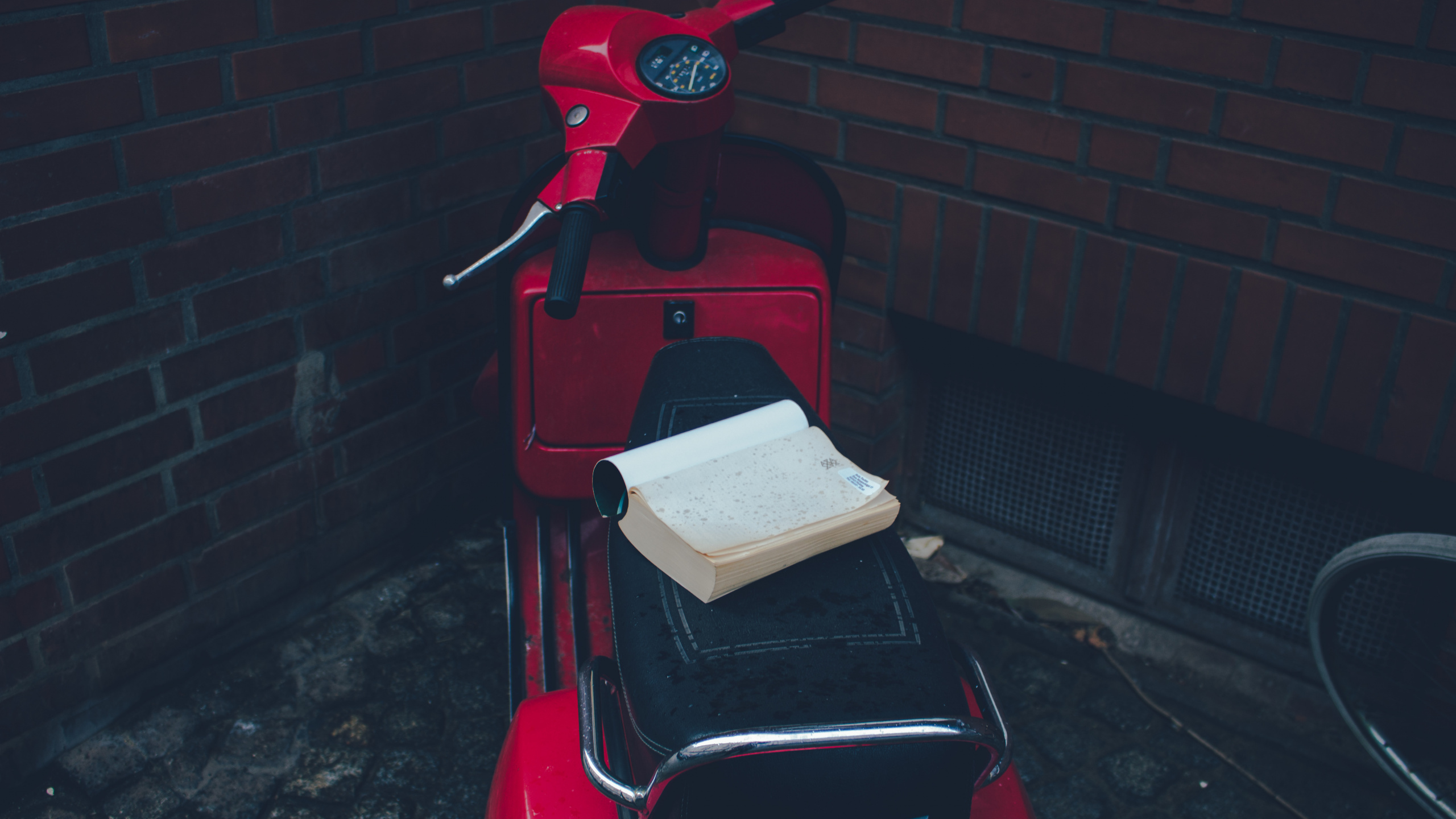 Обои свет, Скутер, мопед, мотоцикл, красный цвет в разрешении 2560x1440