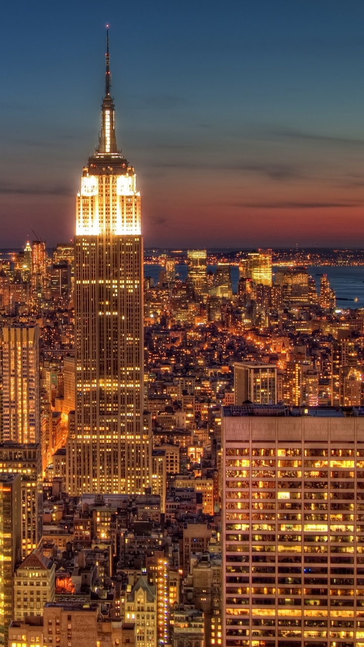 Обои небоскреб, ночь, городской пейзаж, городской район, ориентир в разрешении 720x1280