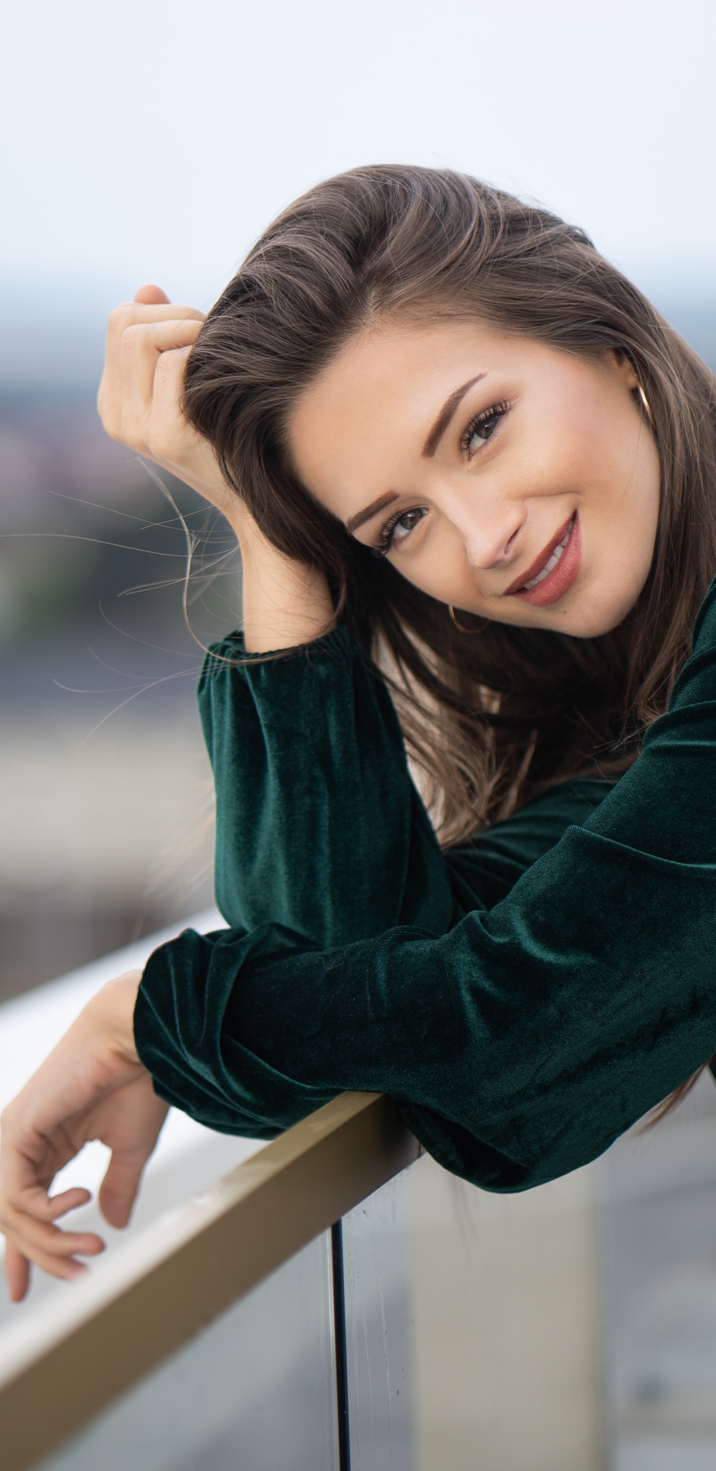 Обои красота, прическа, фэшн, длинные волосы, глаз в разрешении 1440x2960