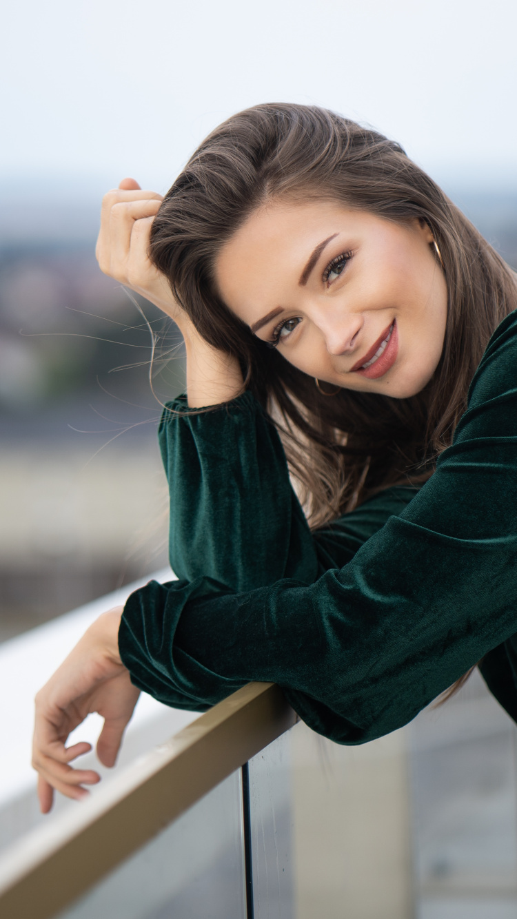 Обои красота, прическа, фэшн, длинные волосы, глаз в разрешении 750x1334