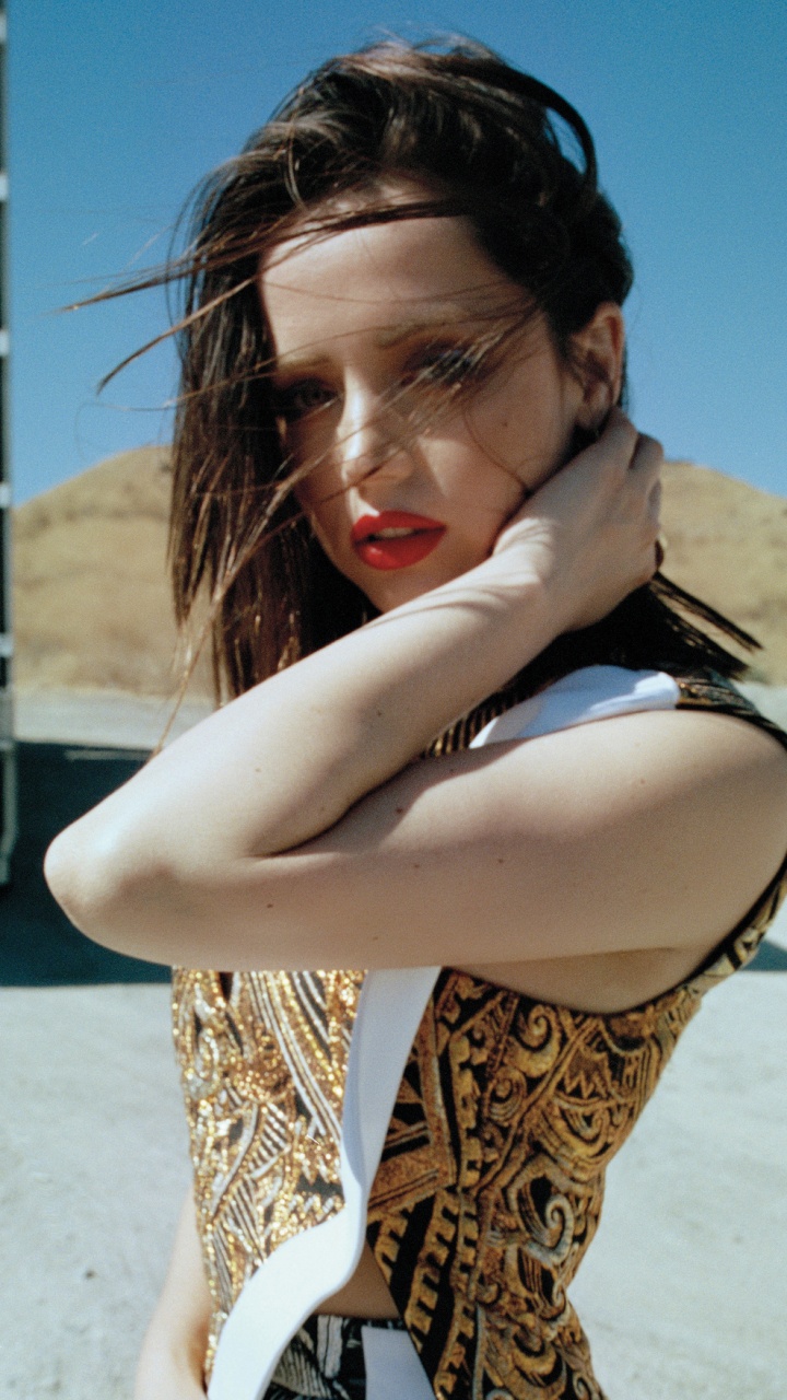 Обои человеческая нога, кожа, рука, отпуск, обувь в разрешении 720x1280