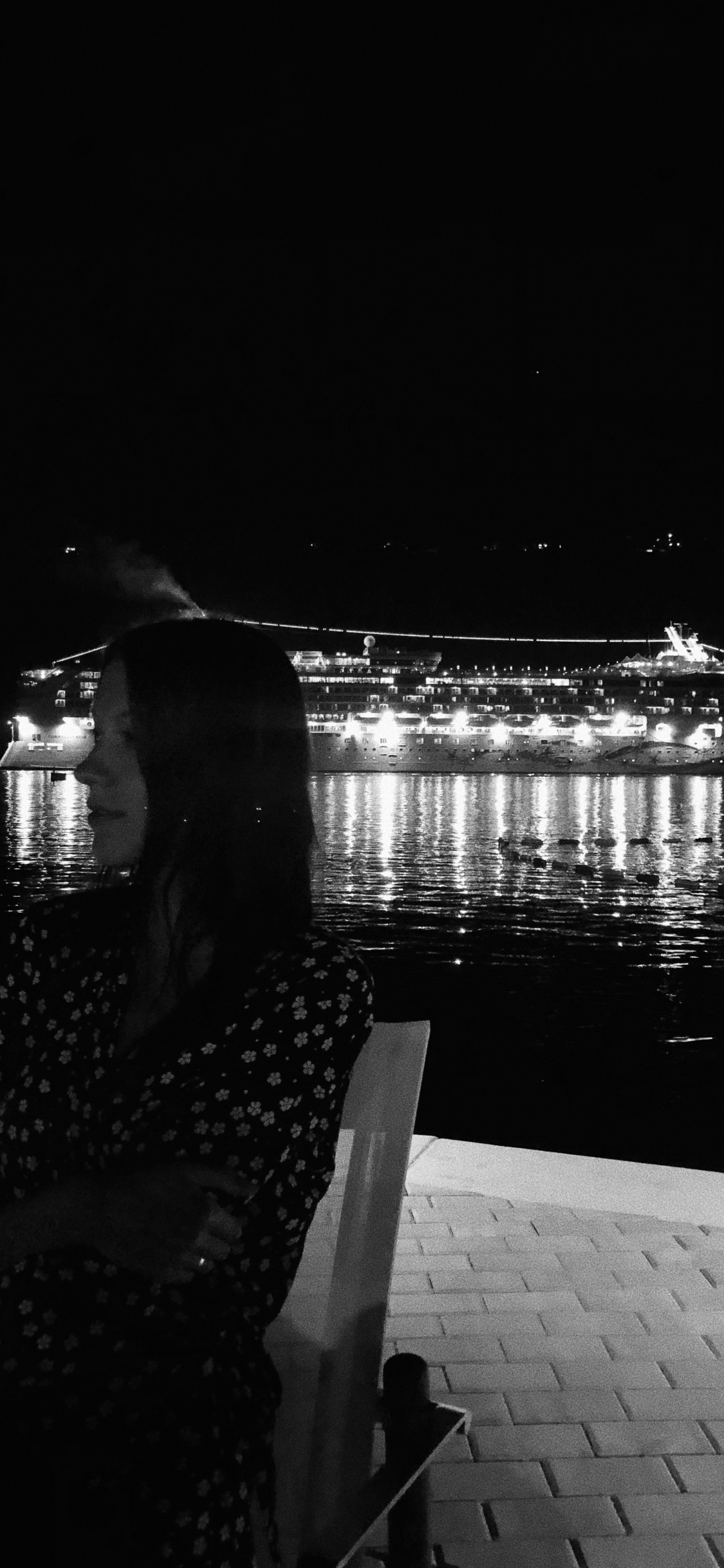 Обои отражение, вода, черный и белый, ночь, темнота в разрешении 1125x2436