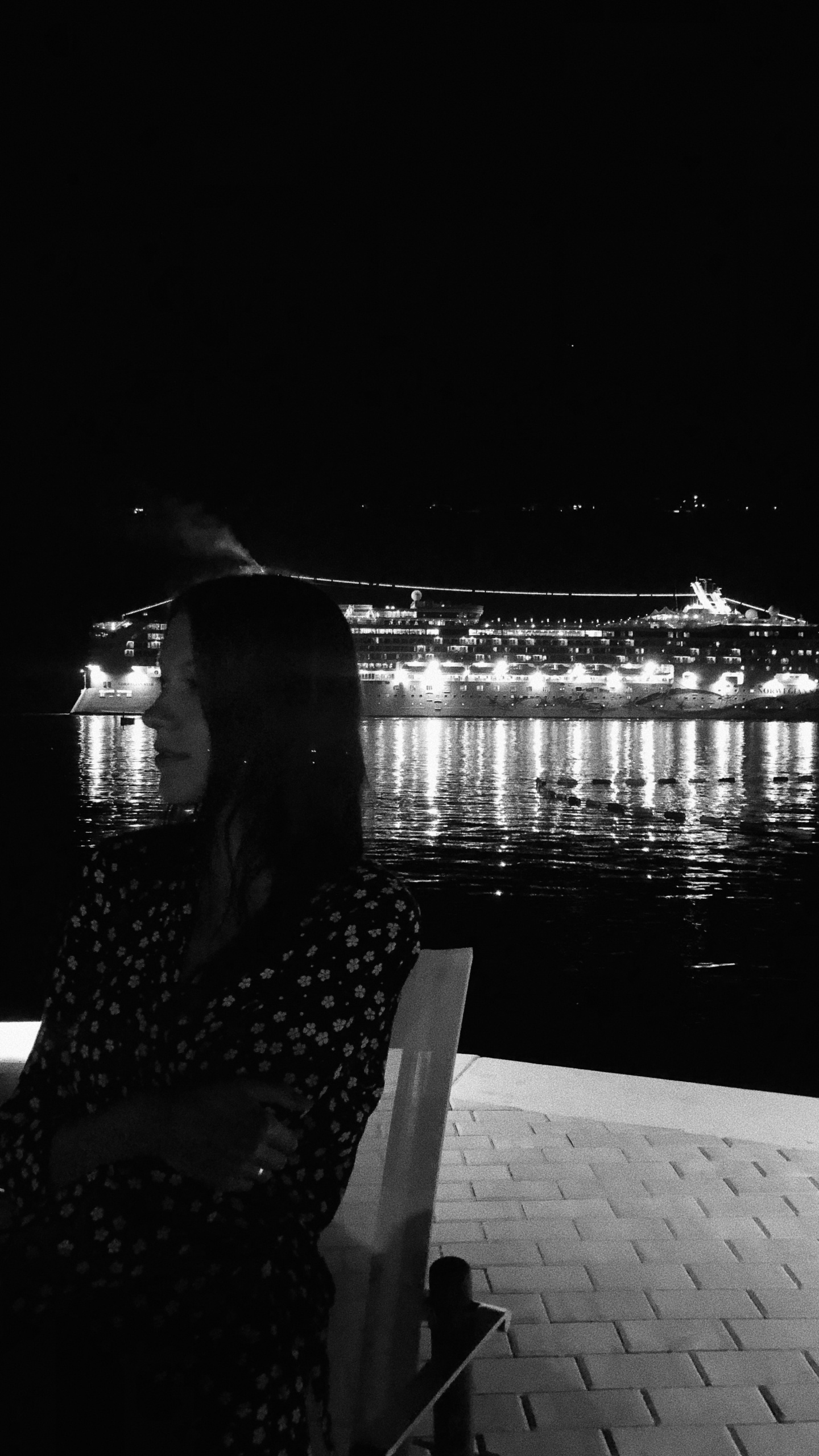 Обои отражение, вода, черный и белый, ночь, темнота в разрешении 1440x2560