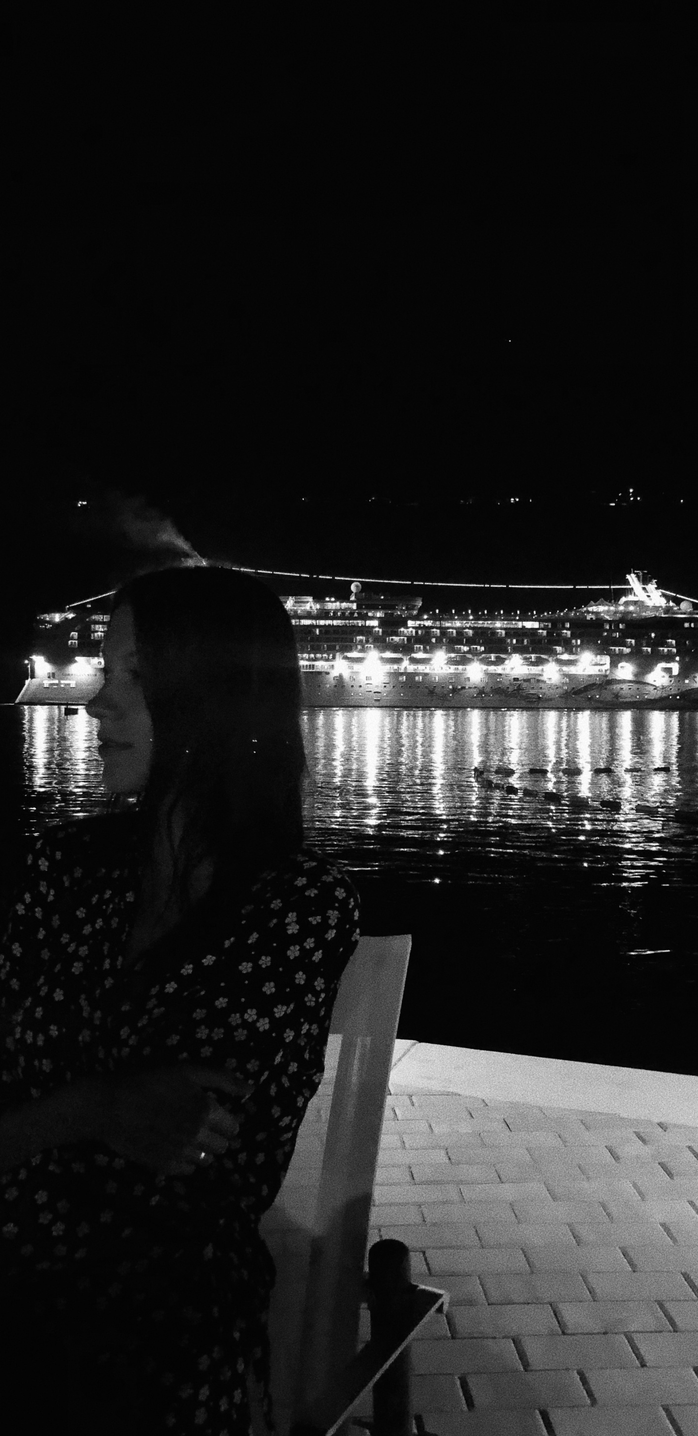 Обои отражение, вода, черный и белый, ночь, темнота в разрешении 1440x2960