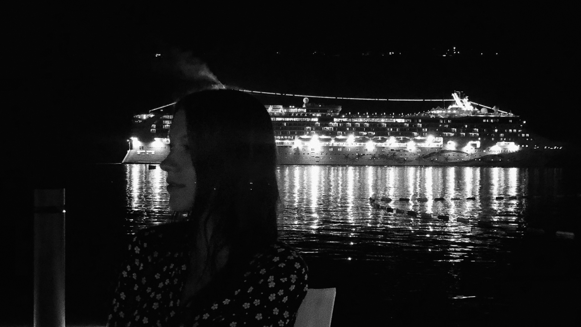 Обои отражение, вода, черный и белый, ночь, темнота в разрешении 1920x1080