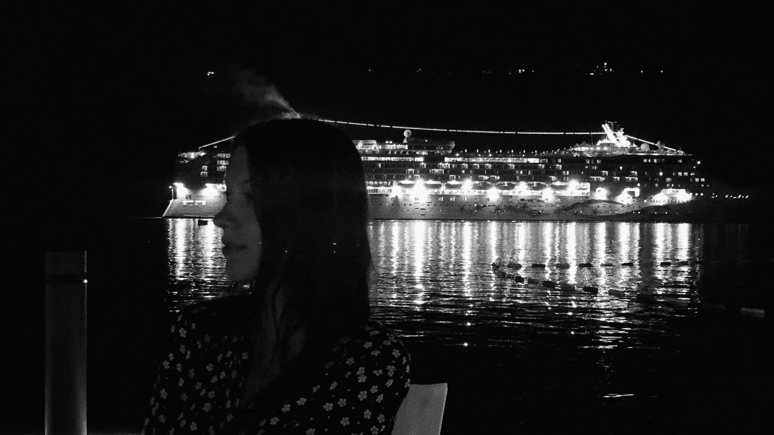 Обои отражение, вода, черный и белый, ночь, темнота в разрешении 2560x1440