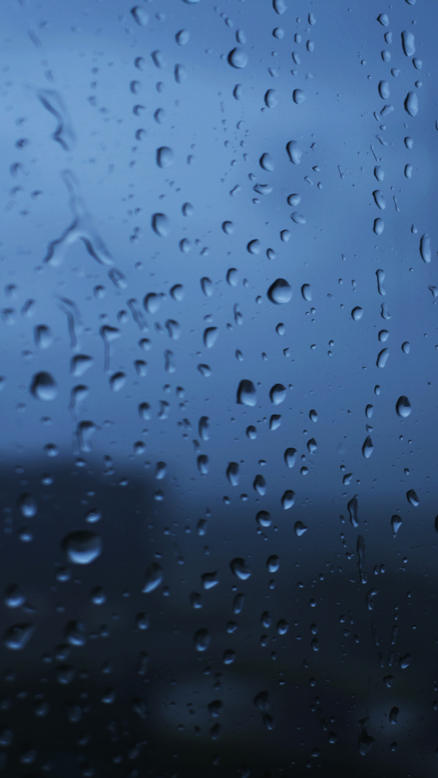 Обои падение, дождь, стекло, синий, вода в разрешении 1440x2560