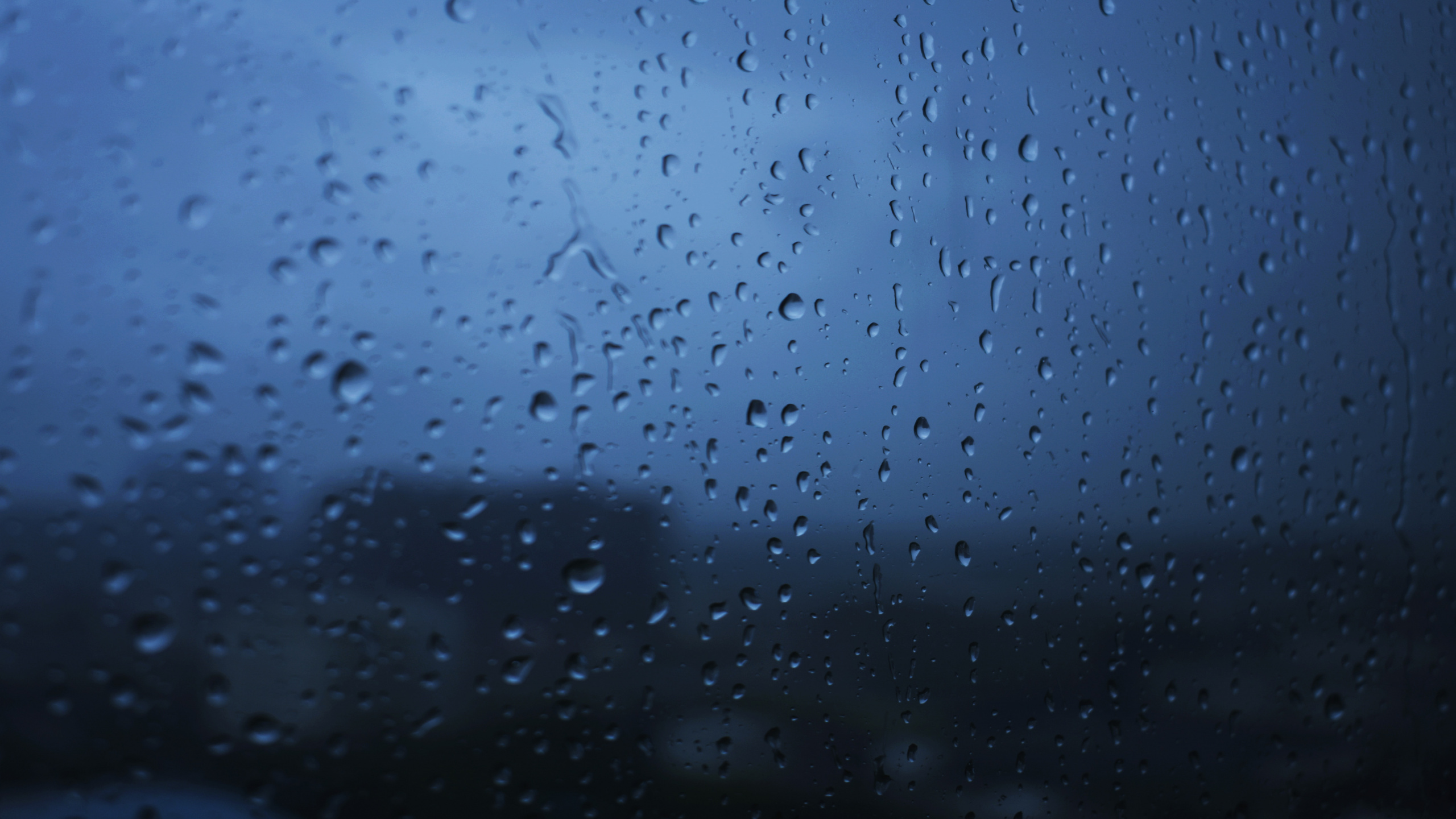 Обои падение, дождь, стекло, синий, вода в разрешении 2560x1440