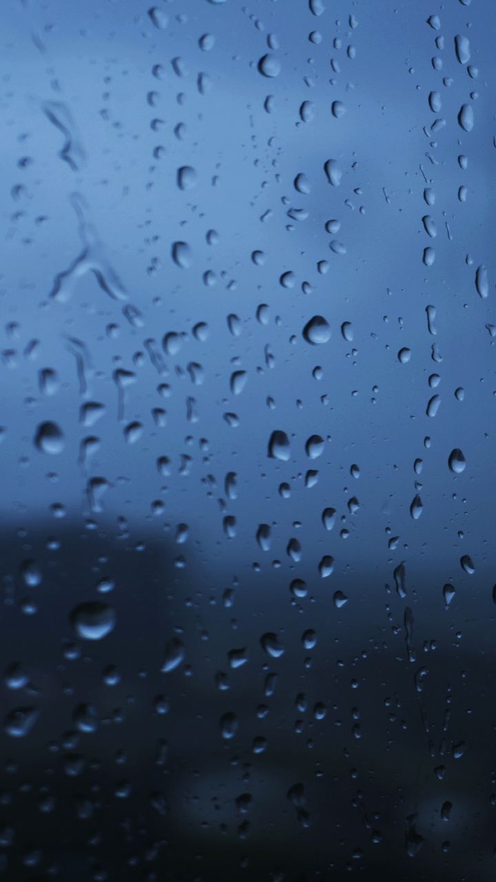Обои падение, дождь, стекло, синий, вода в разрешении 720x1280