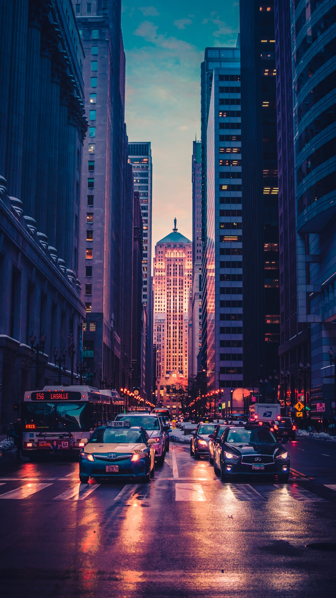 Обои город, легковые автомобили, здание, небоскреб, автомобильное освещение в разрешении 1080x1920