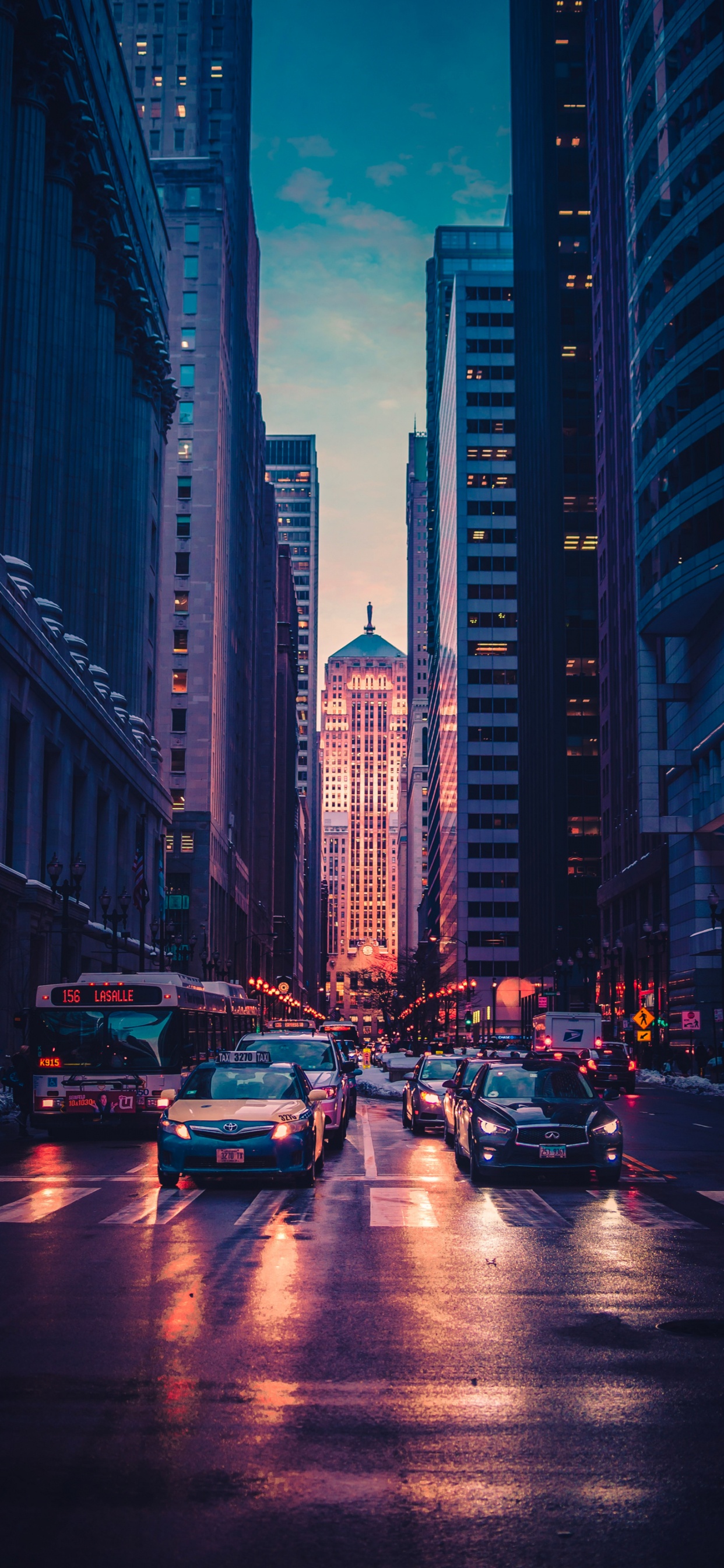 Обои город, легковые автомобили, здание, небоскреб, автомобильное освещение в разрешении 1242x2688