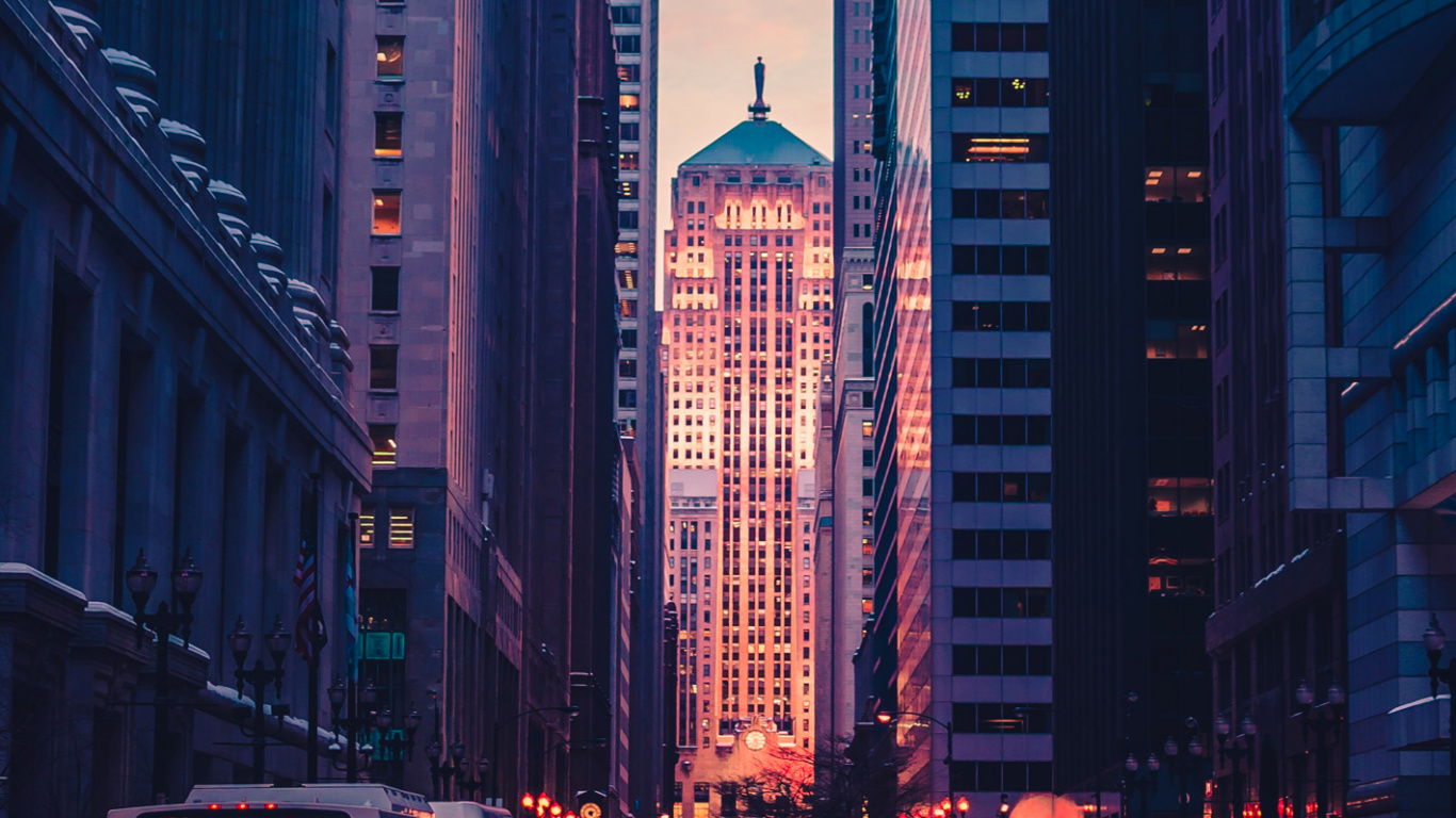 Обои город, легковые автомобили, здание, небоскреб, автомобильное освещение в разрешении 1366x768