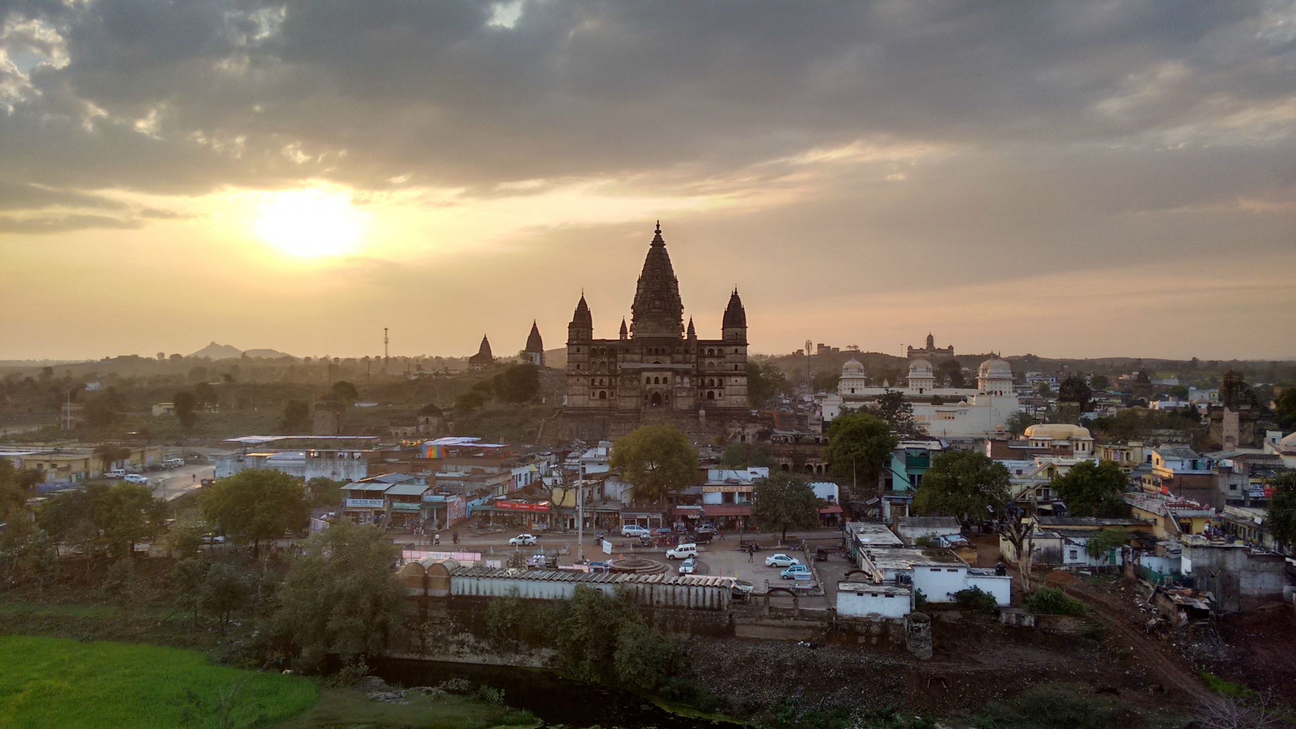 Обои горизонт, ориентир, городской пейзаж, утро, город в разрешении 2560x1440