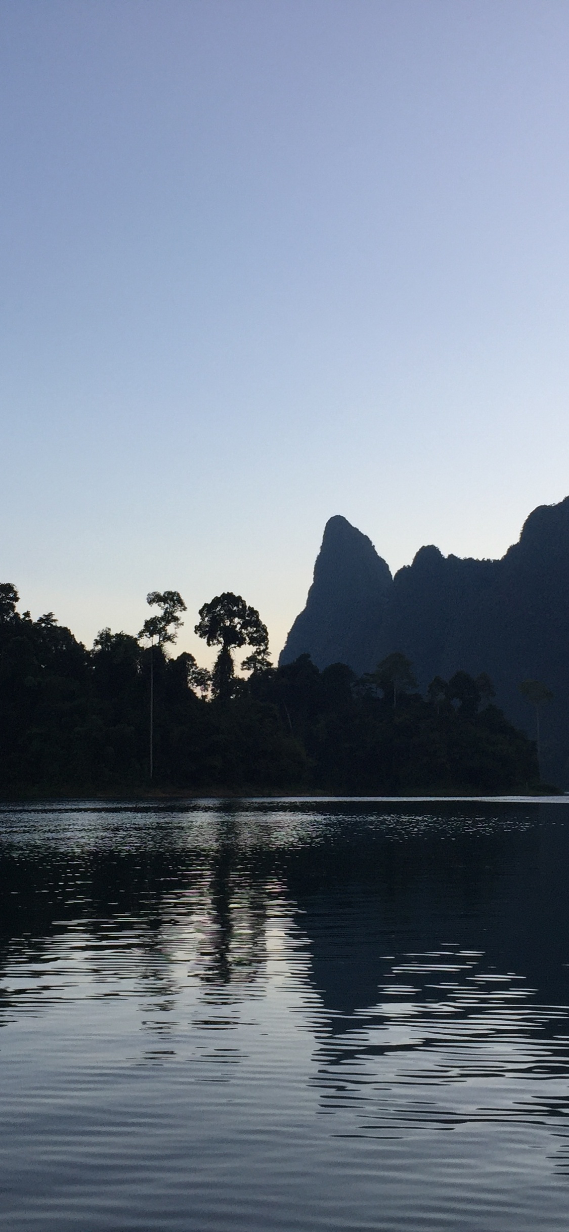 Обои отражение, природа, окружающая среда, природный ландшафт, гидроресурсы в разрешении 1125x2436