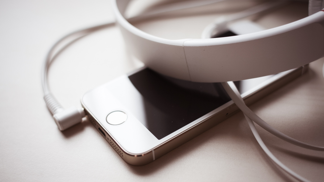 Обои наушники, apple, смартфон, белые, чашка в разрешении 1366x768