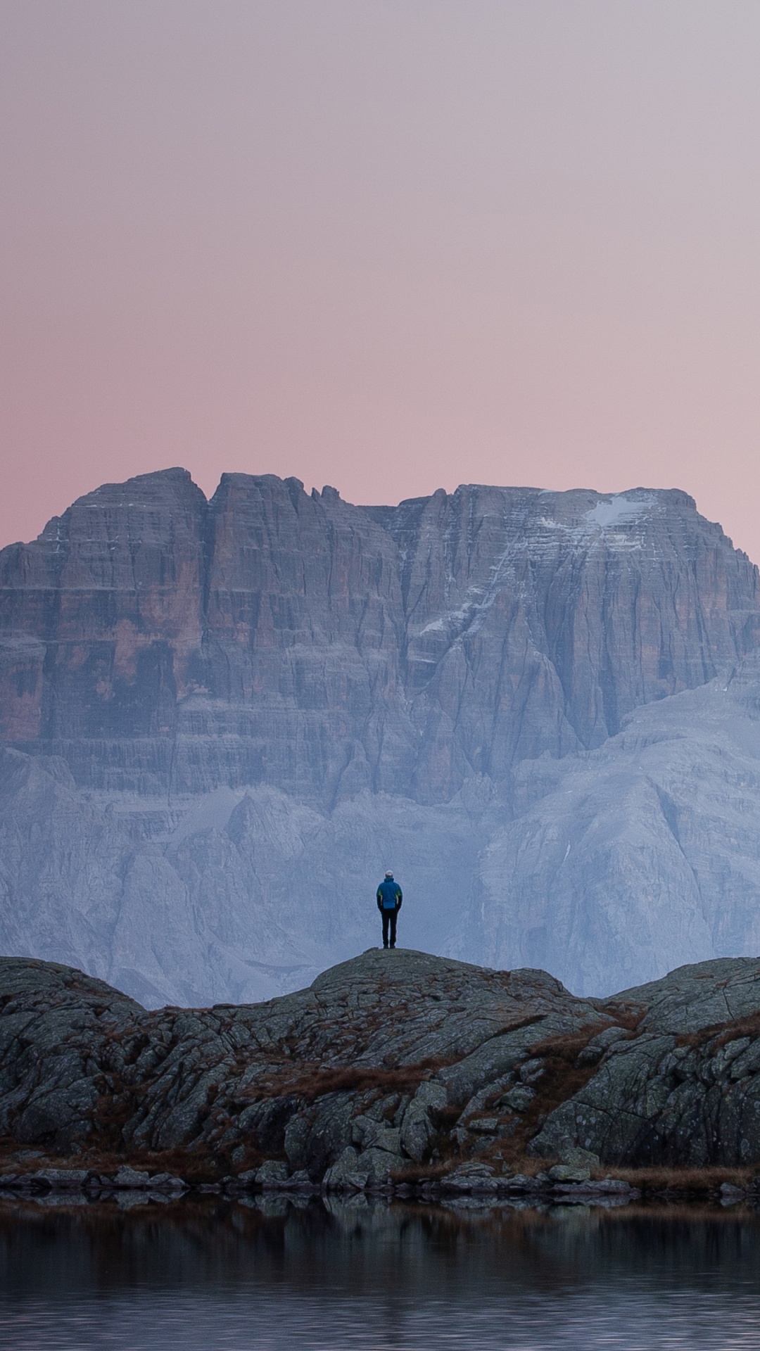 Обои горный рельеф, гора, горный хребет, отражение, море в разрешении 1080x1920