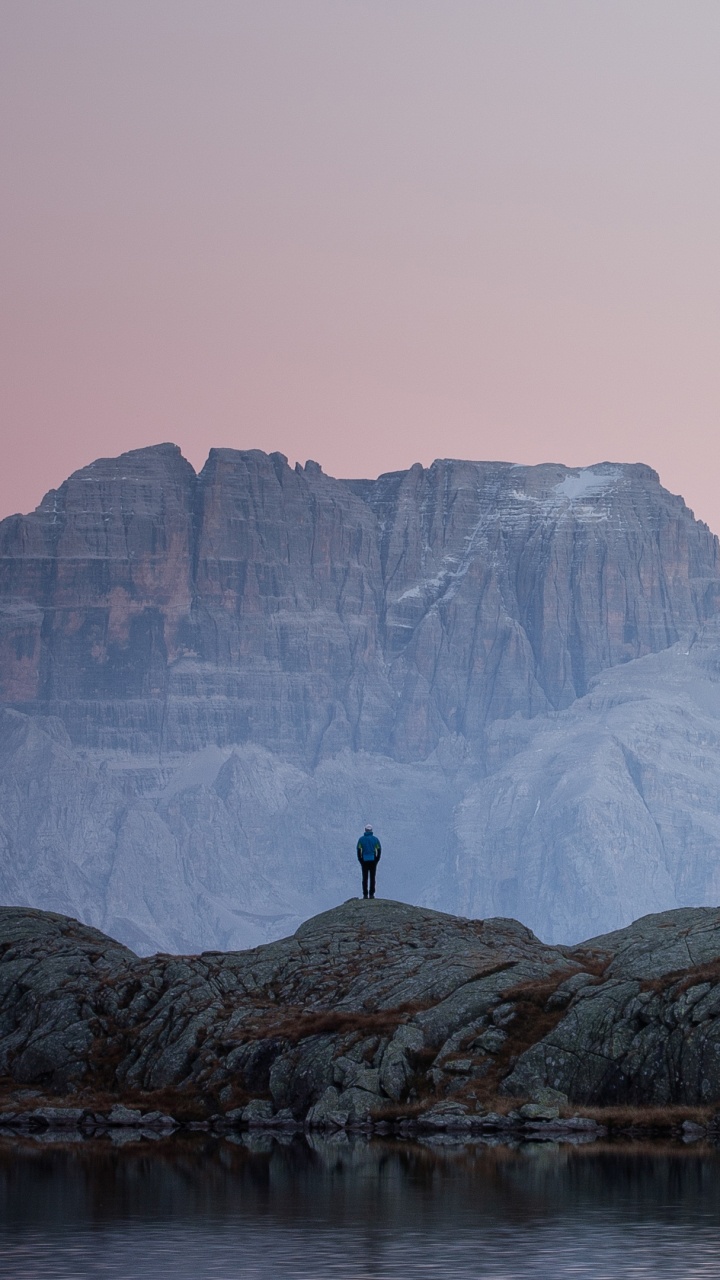 Обои горный рельеф, гора, горный хребет, отражение, море в разрешении 720x1280