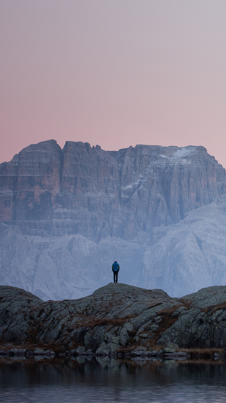 Обои горный рельеф, гора, горный хребет, отражение, море в разрешении 750x1334