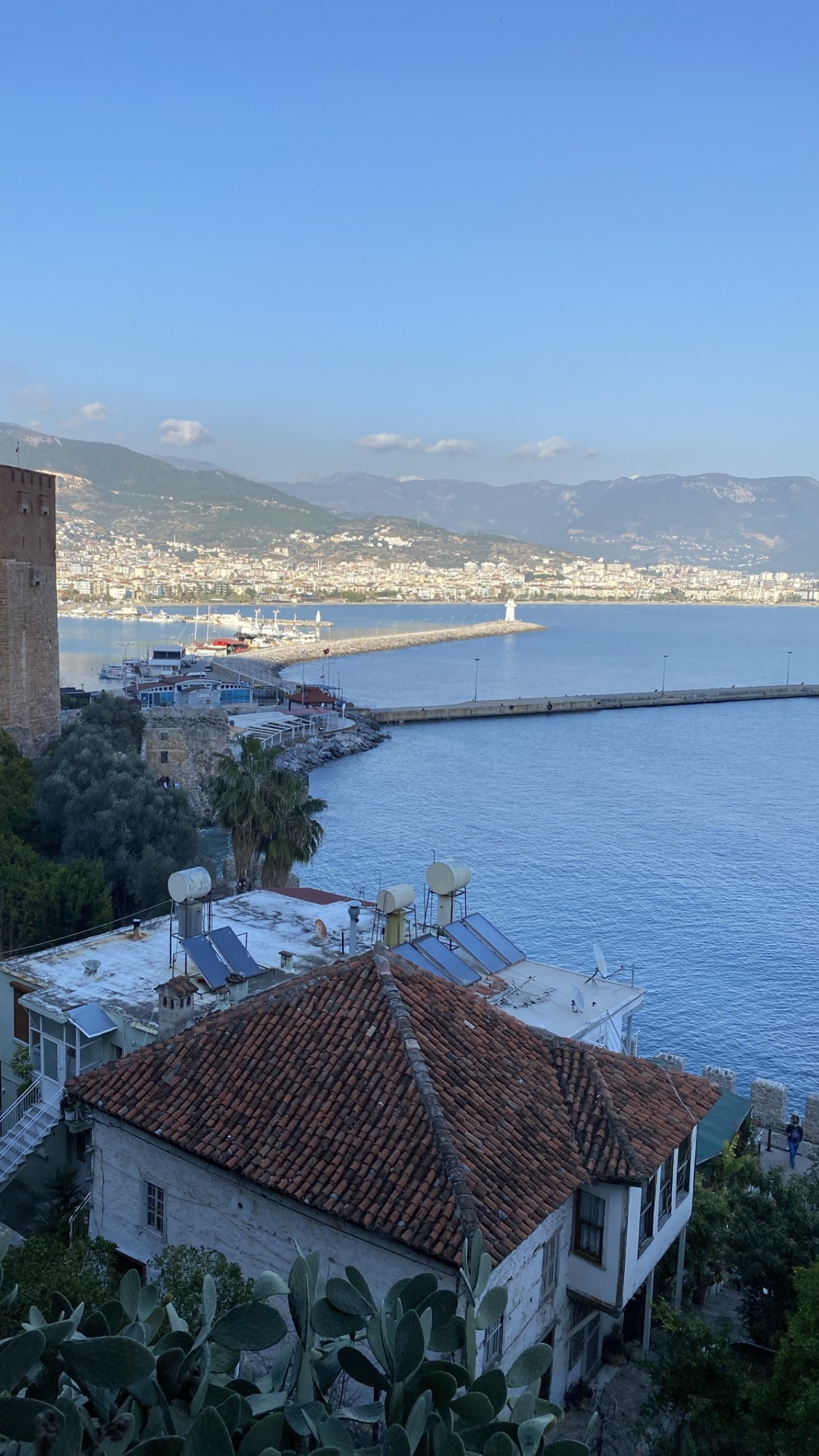 Обои кизилкуле, горный хребет, вода, облако, здание в разрешении 1080x1920