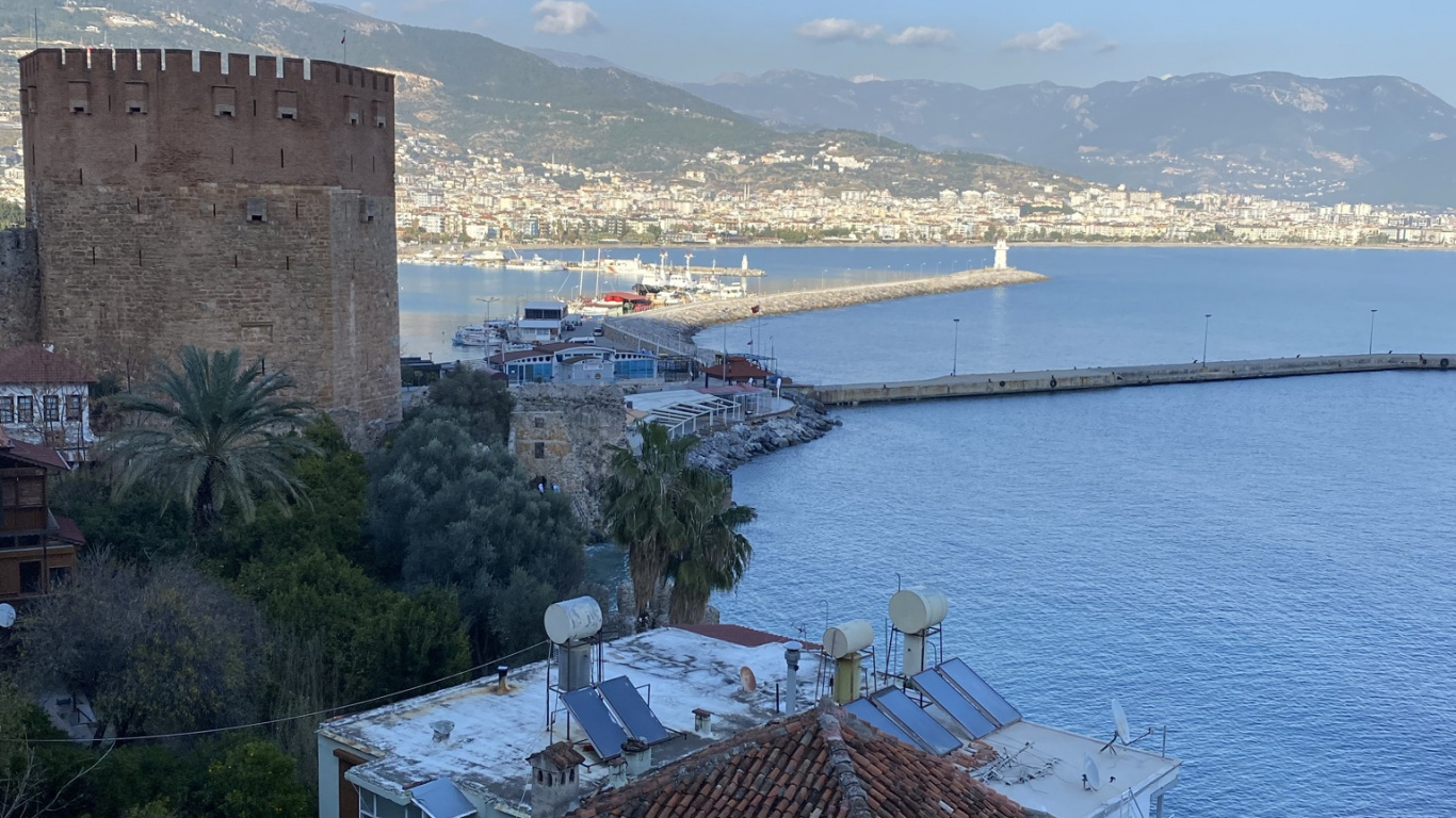 Обои кизилкуле, горный хребет, вода, облако, здание в разрешении 1366x768