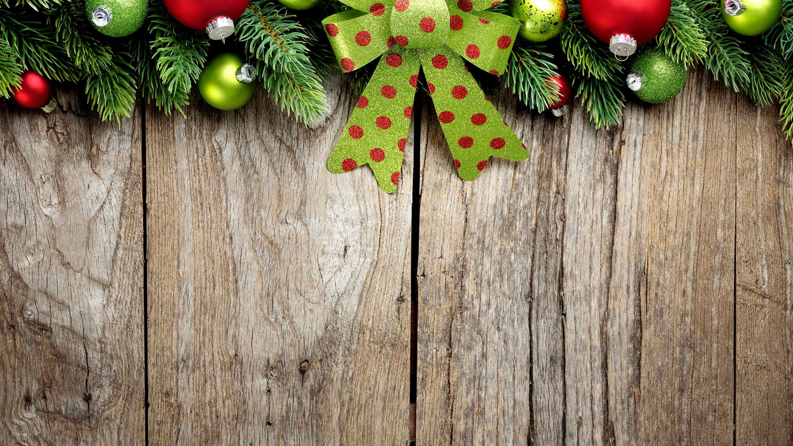 Обои Рождественский день, рождественский орнамент, Рождественские украшения, ветвь, дерево в разрешении 2560x1440