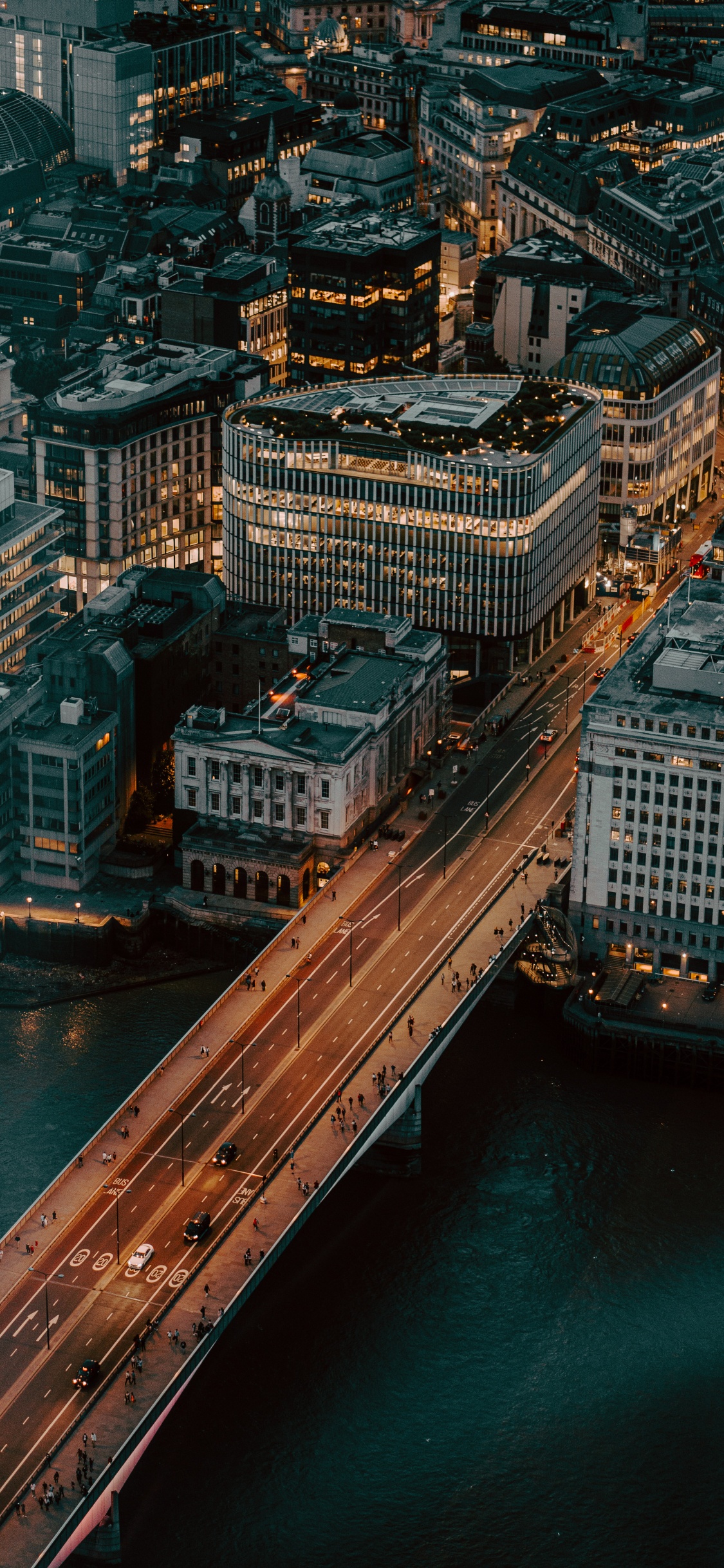 Обои населенный пункт, метрополия, архитектура, город, вода в разрешении 1125x2436