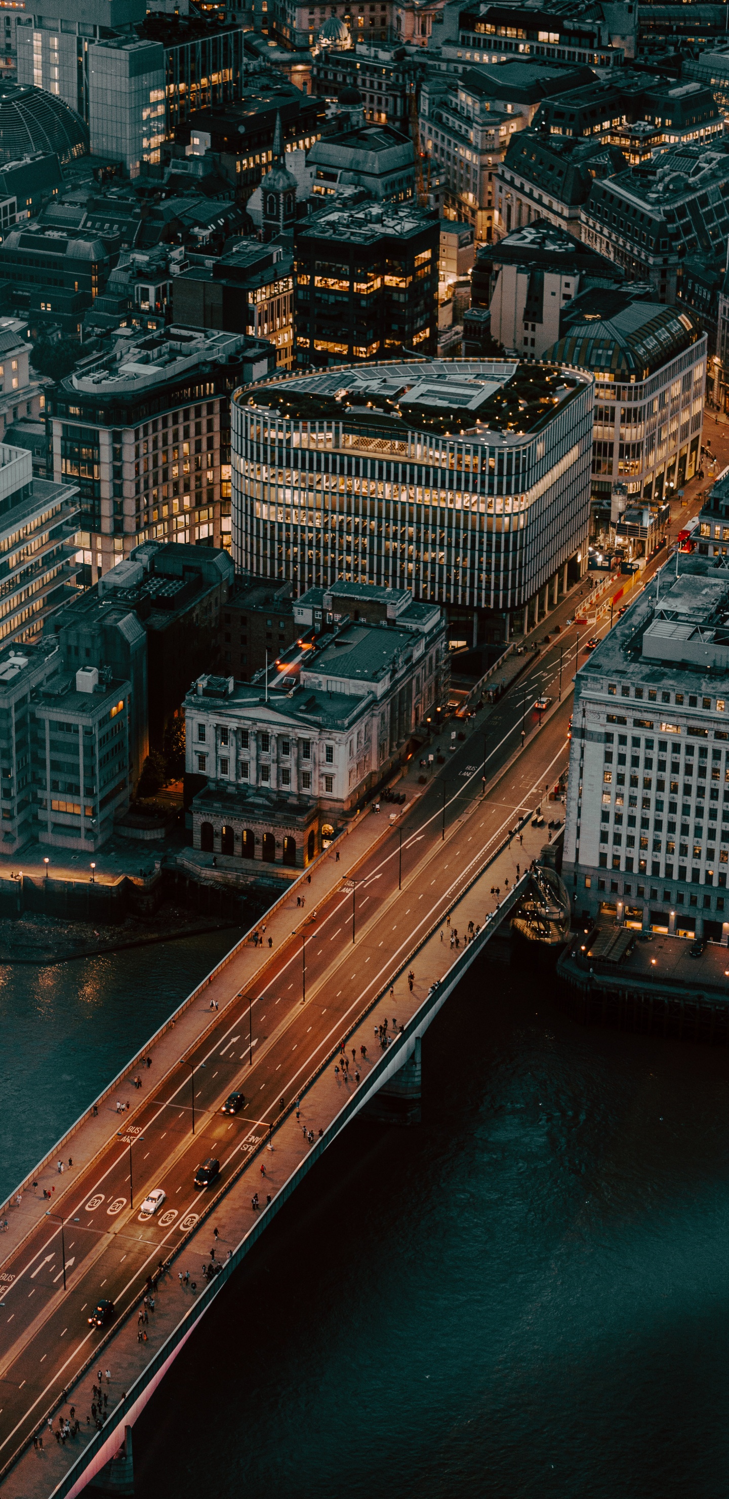 Обои населенный пункт, метрополия, архитектура, город, вода в разрешении 1440x2960