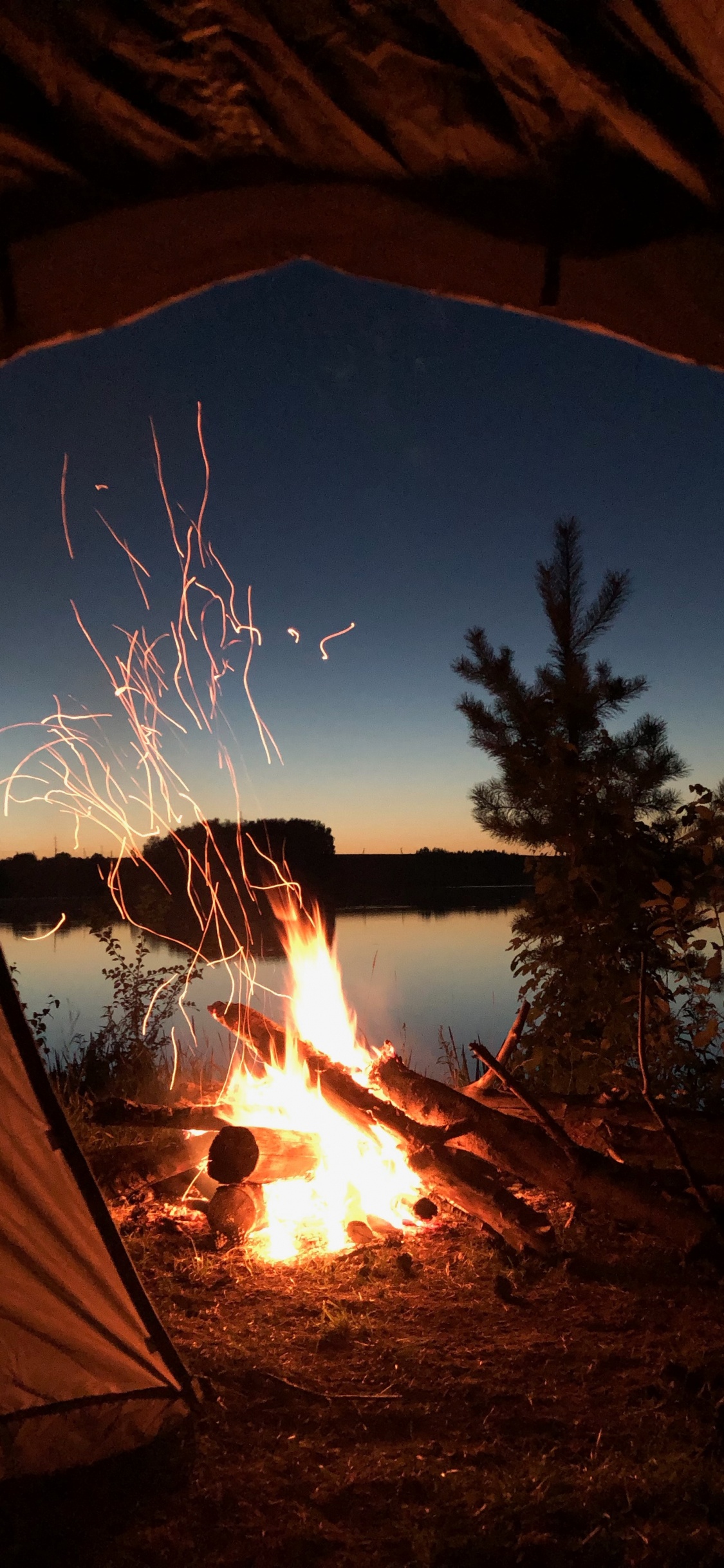 Обои Кемпинг, палатка, тепло, огонь, костер в разрешении 1125x2436