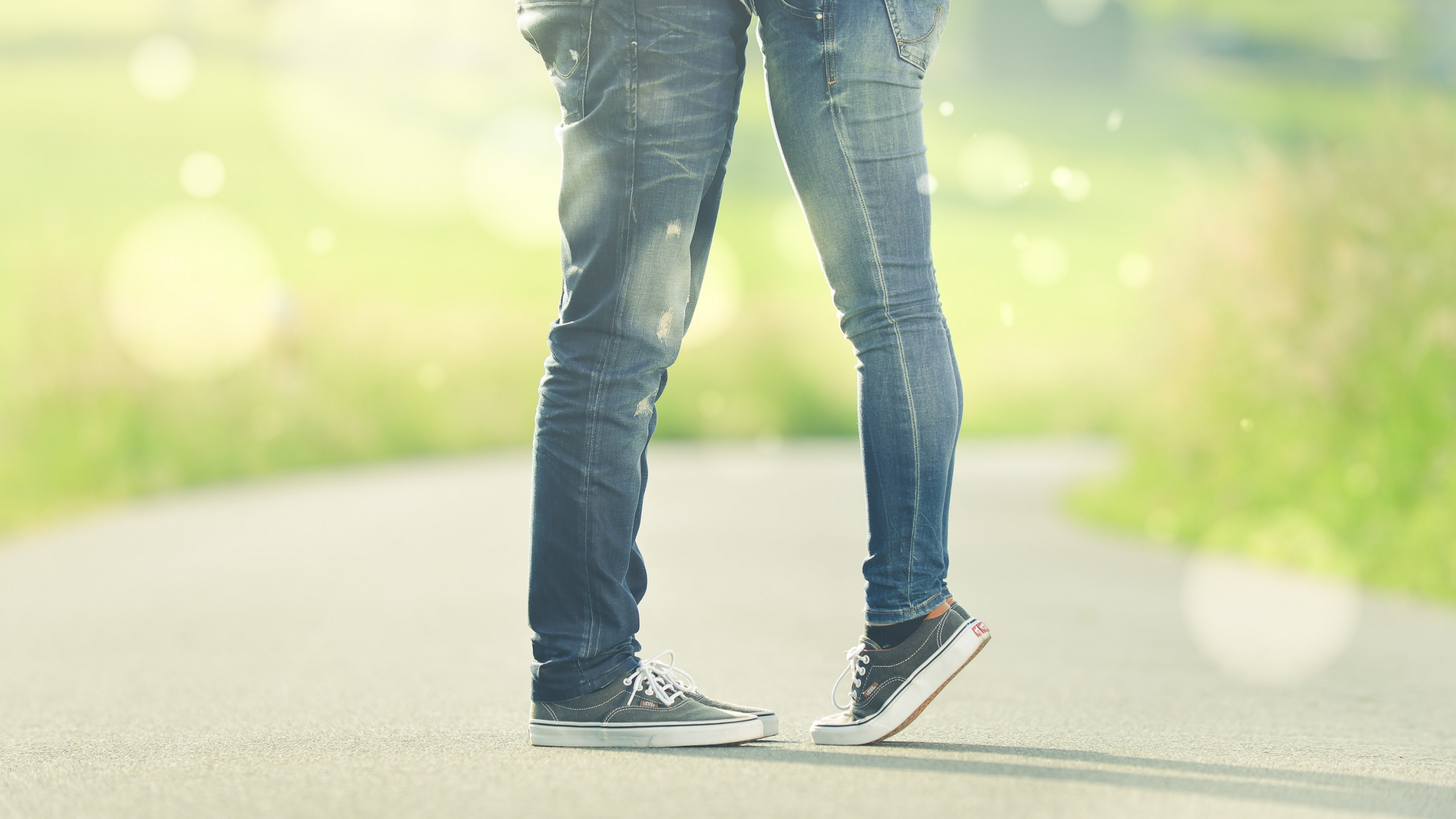 Обои счастье, роман, дружба, джинсы, джинсовая ткань в разрешении 2560x1440