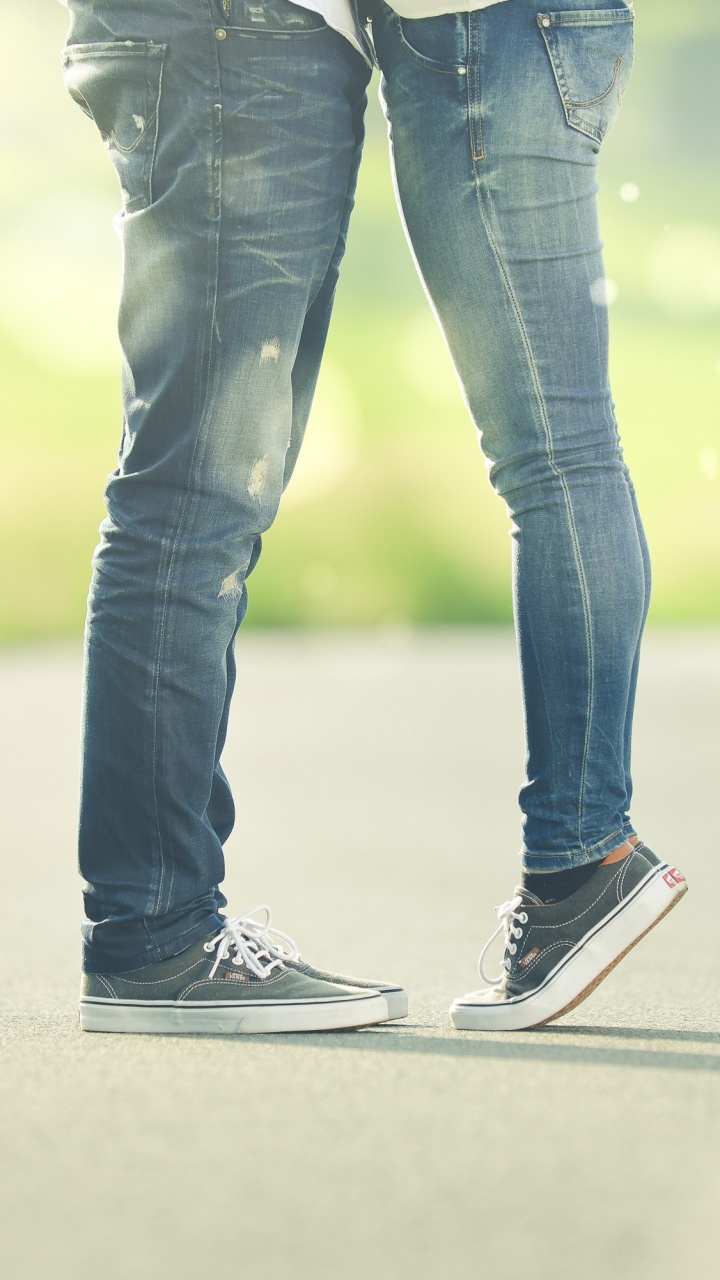 Обои счастье, роман, дружба, джинсы, джинсовая ткань в разрешении 720x1280