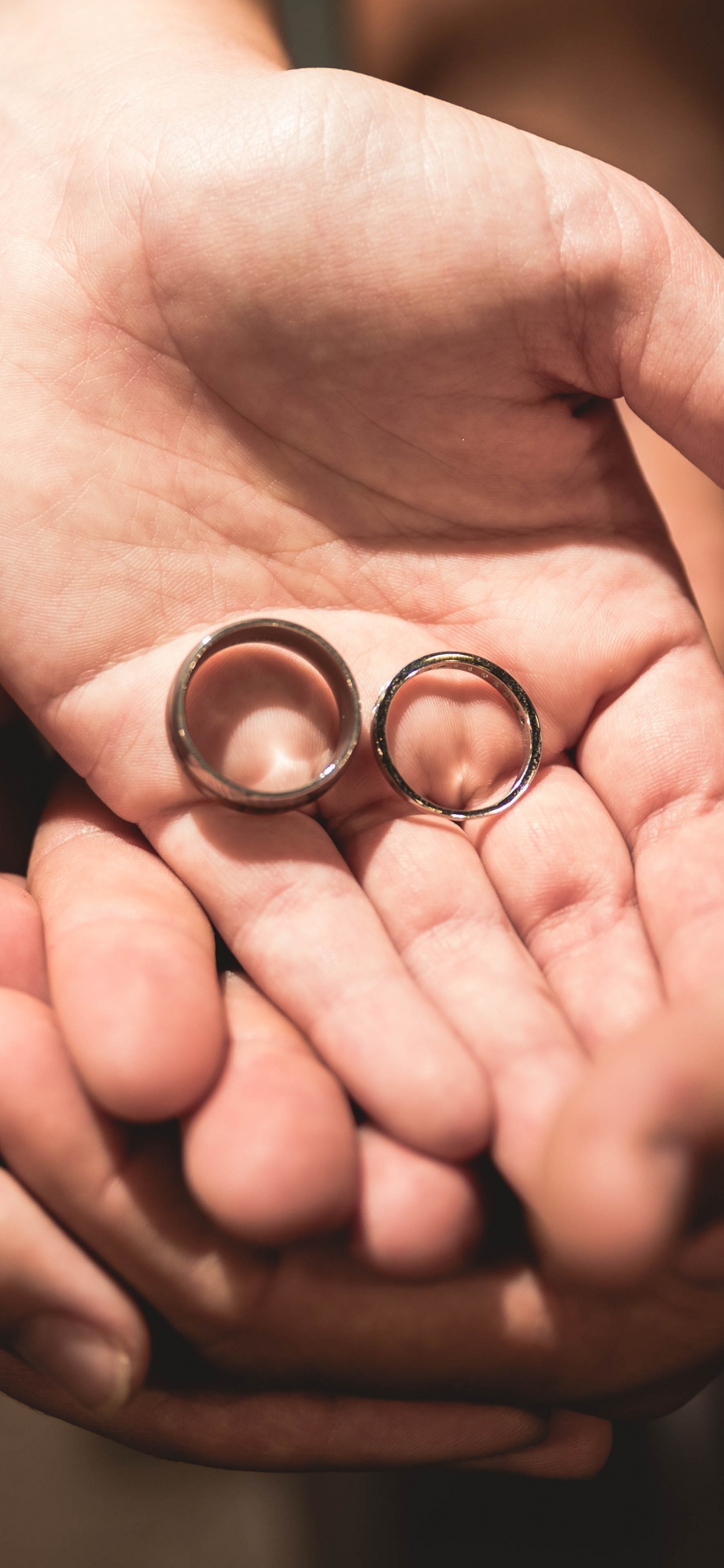 Обои обручальное кольцо, кольцо, помолвка, палец, держась за руки в разрешении 1242x2688
