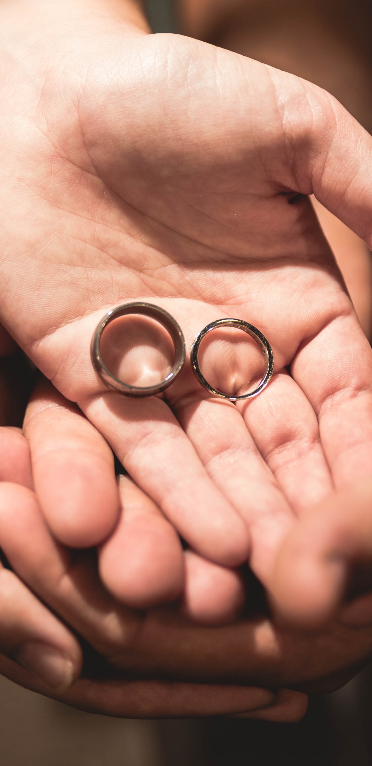 Обои обручальное кольцо, кольцо, помолвка, палец, держась за руки в разрешении 1440x2960