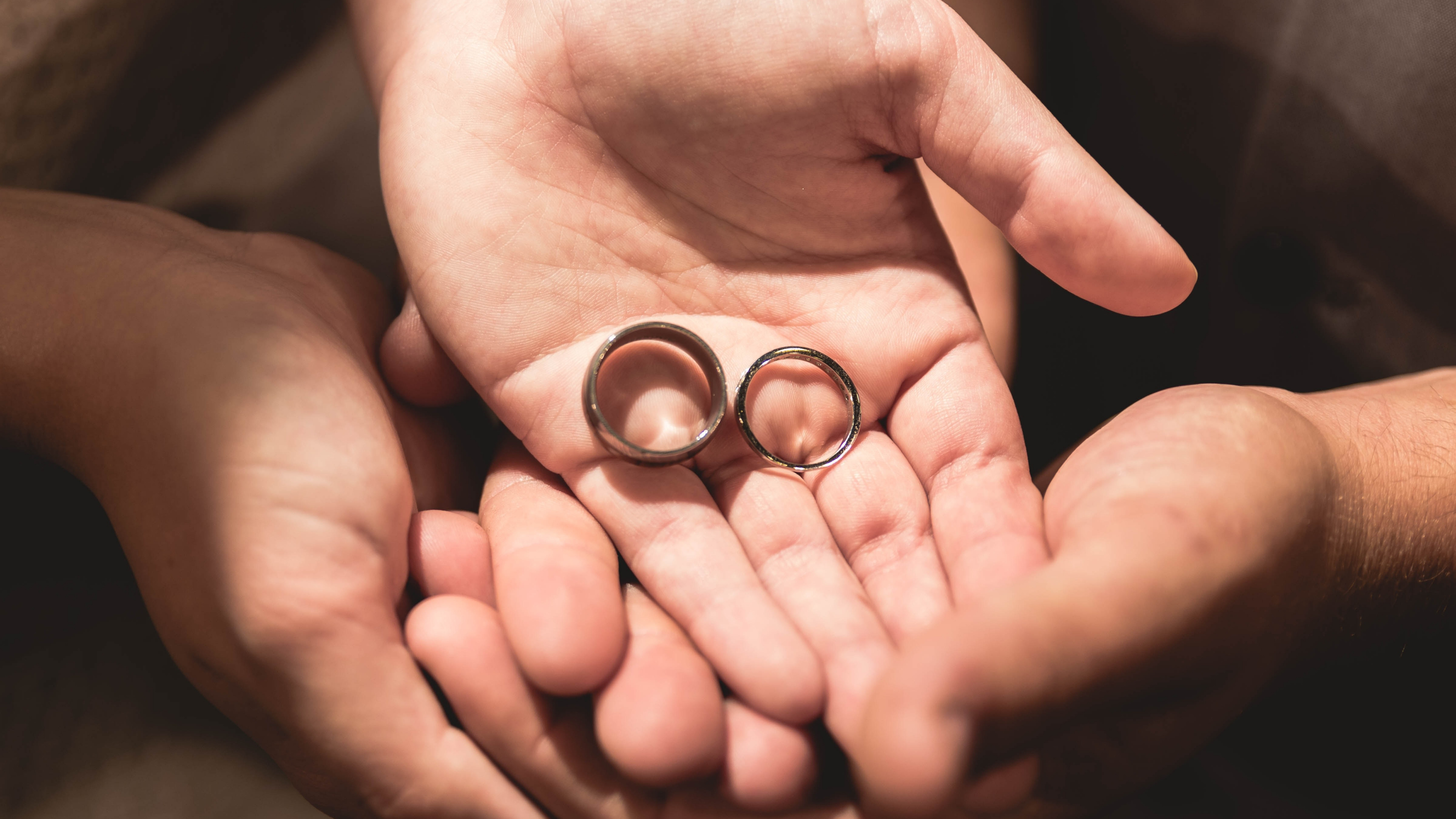 Обои обручальное кольцо, кольцо, помолвка, палец, держась за руки в разрешении 3840x2160