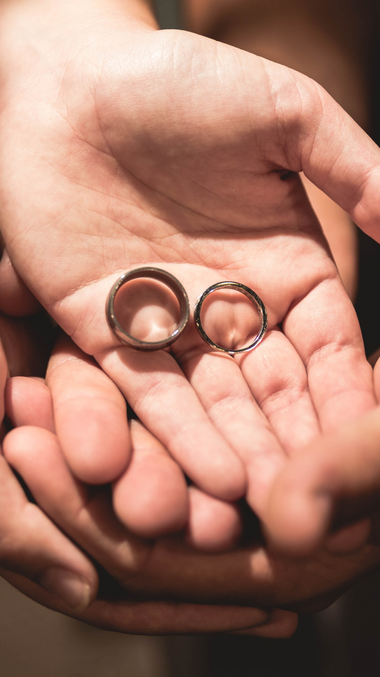 Обои обручальное кольцо, кольцо, помолвка, палец, держась за руки в разрешении 750x1334