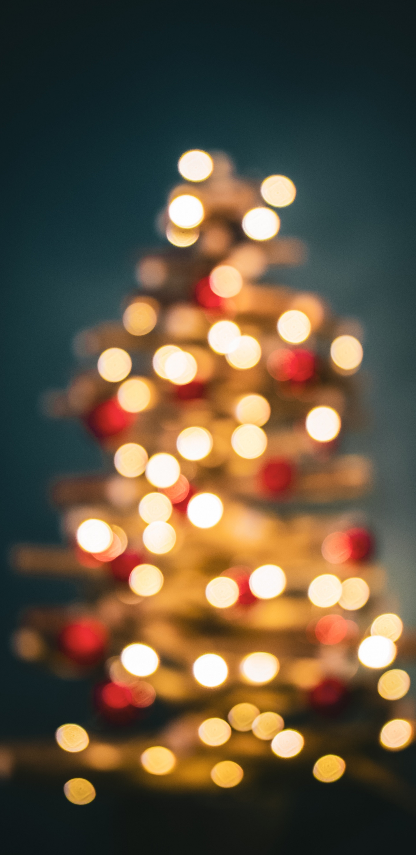 Обои Рождество, свет, Рождественские украшения, дерево, рождественский орнамент в разрешении 1440x2960