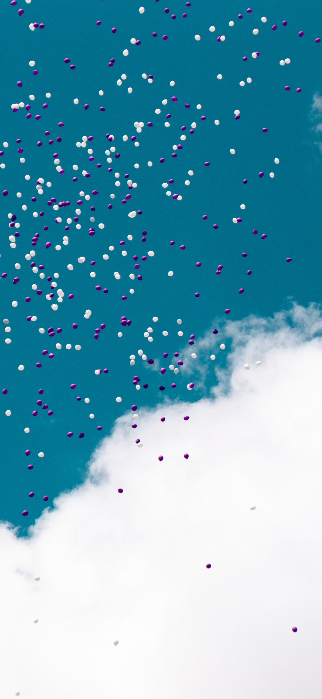 Обои воздушный шарик, синий, вода, бирюза, облако в разрешении 1125x2436