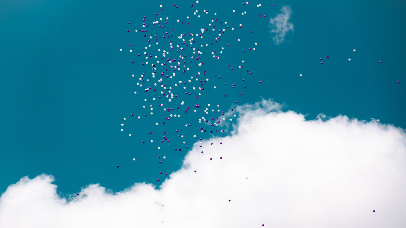 Обои воздушный шарик, синий, вода, бирюза, облако в разрешении 1366x768