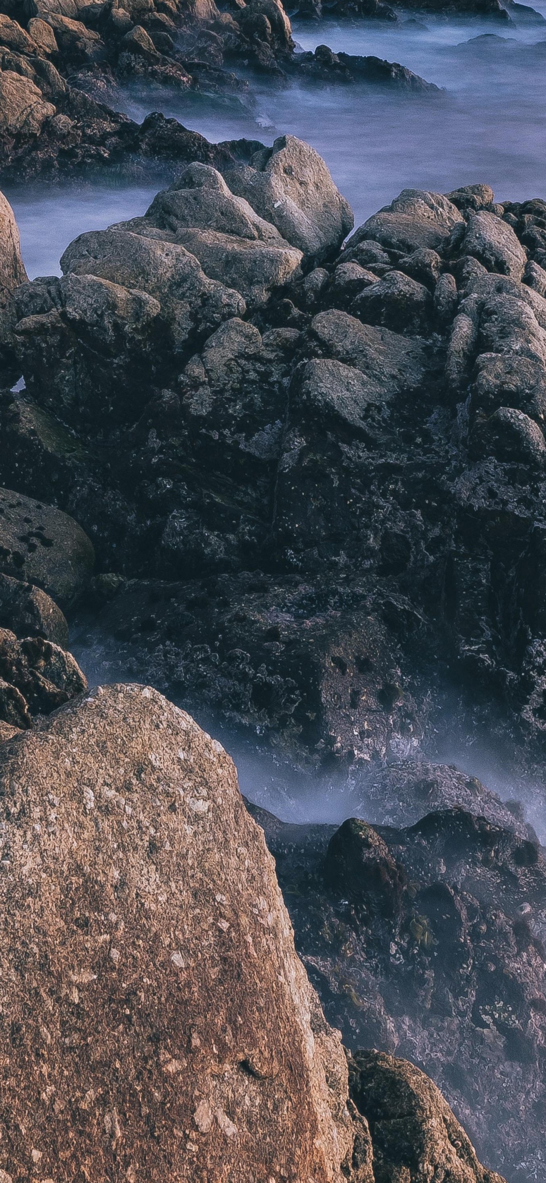 Обои природа, рок, вода, обрыв, природный ландшафт в разрешении 1125x2436