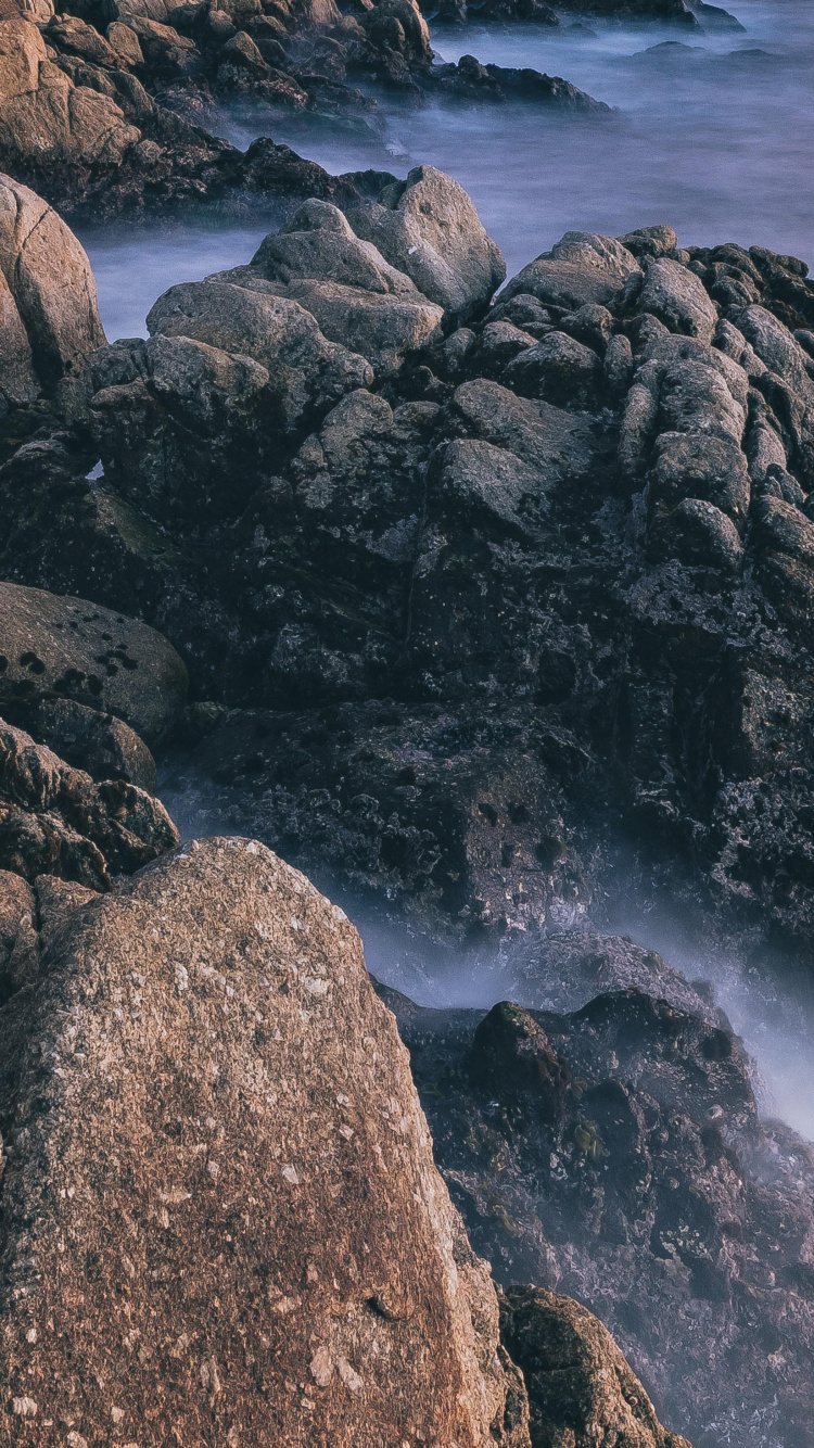 Обои природа, рок, вода, обрыв, природный ландшафт в разрешении 750x1334