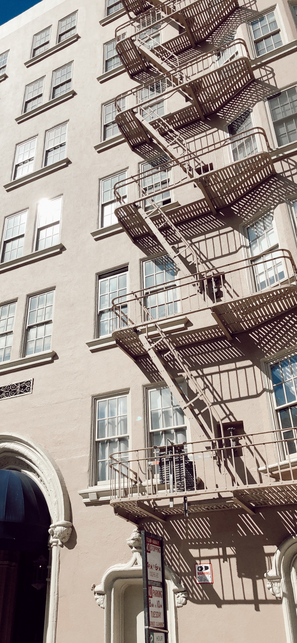 Обои ориентир, окно, башня, жилой район, синий в разрешении 1125x2436