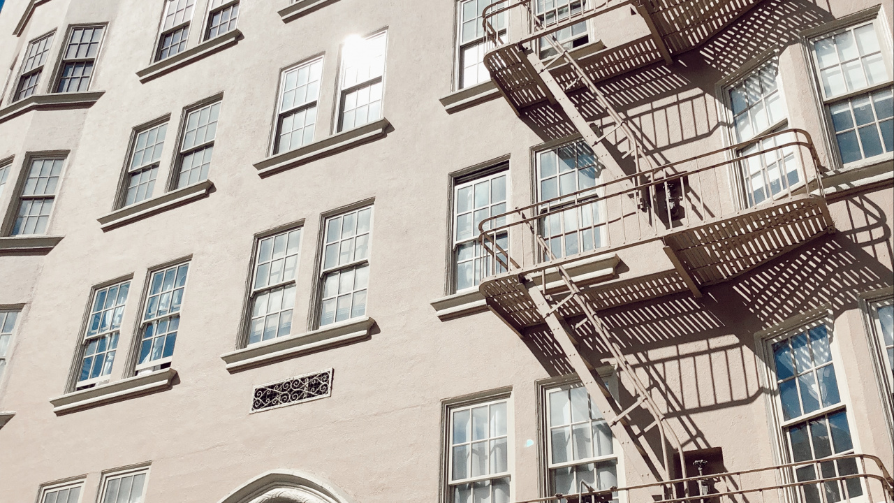 Обои ориентир, окно, башня, жилой район, синий в разрешении 1280x720