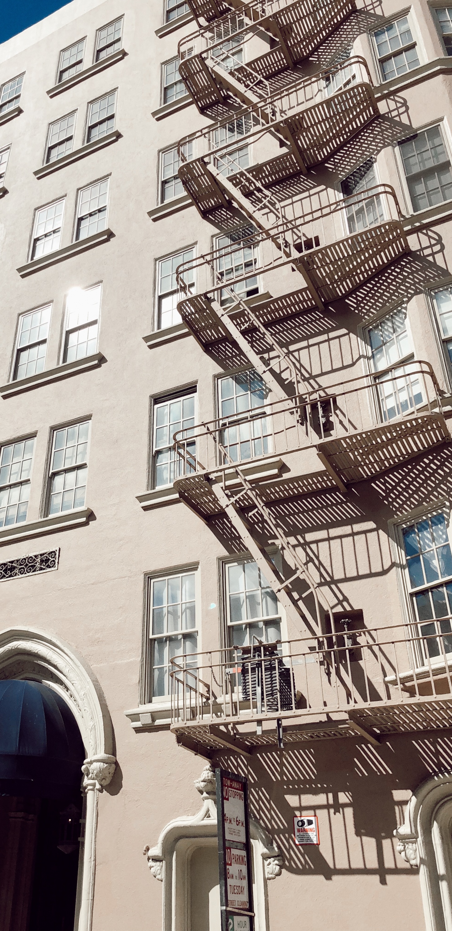 Обои ориентир, окно, башня, жилой район, синий в разрешении 1440x2960