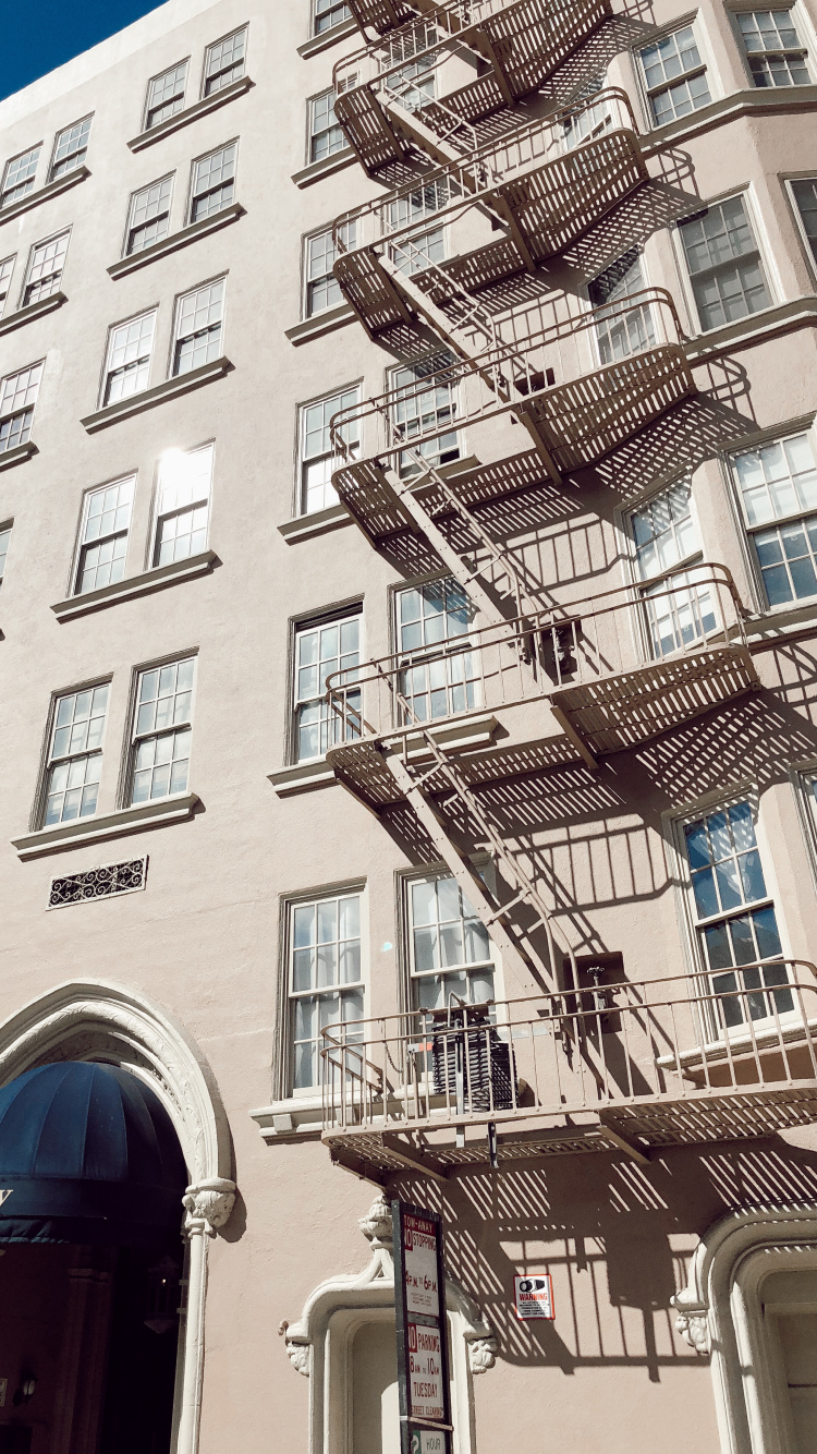 Обои ориентир, окно, башня, жилой район, синий в разрешении 750x1334