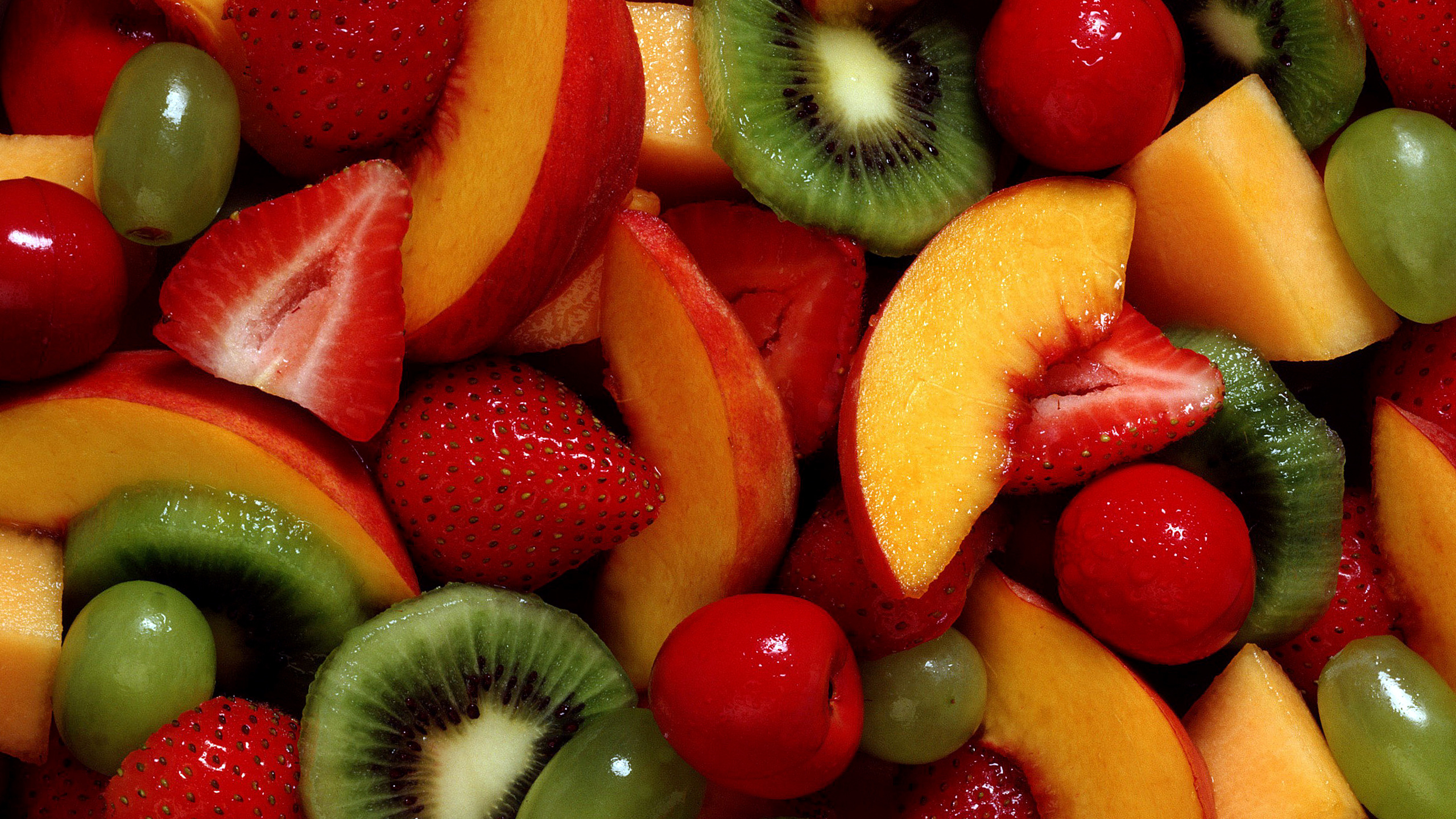 Обои фрукты, фрукт, фруктовый салат, клубника, персиковый салат в разрешении 2560x1440