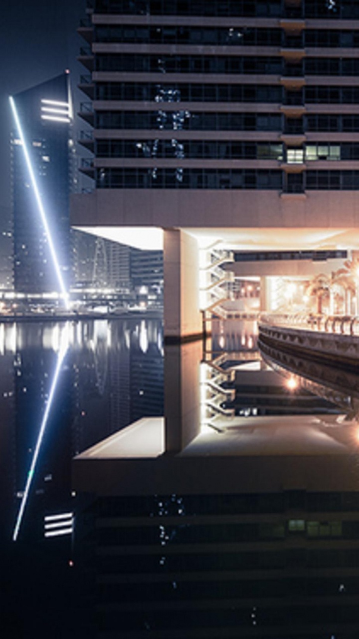 Обои отражение, небоскреб, ночь, архитектура, город в разрешении 720x1280