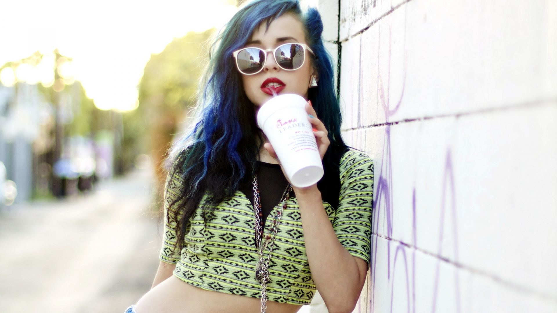 Обои плечо, очки, одежда, уличная мода, розовый в разрешении 1920x1080