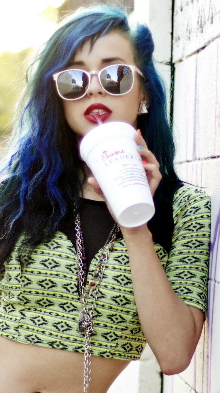 Обои плечо, очки, одежда, уличная мода, розовый в разрешении 750x1334