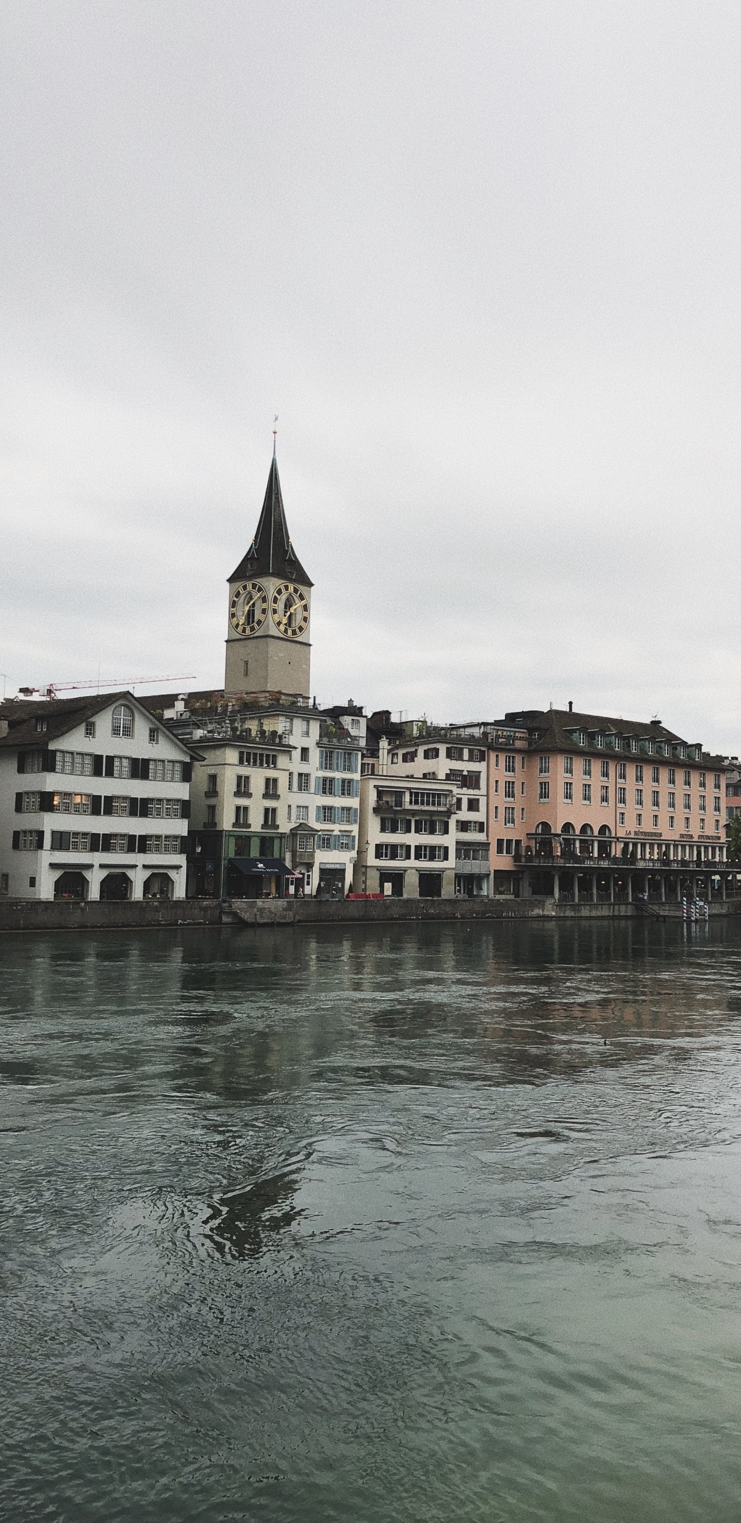 Обои Zrich, Церковь Fraumnster, водоем, зима, мост в разрешении 1440x2960